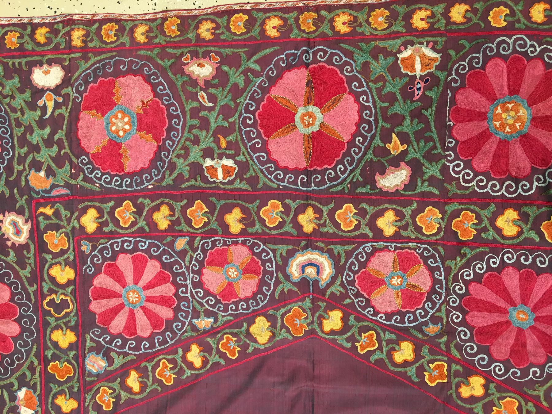 Detail d: Seiden Shakhrisyabz "Susani" antik, Usbekistan, 19.Jhd., Seidenstickerei auf violetten Seiden-Ikat. Seltene feine Shakhrisyabz Susani im ...