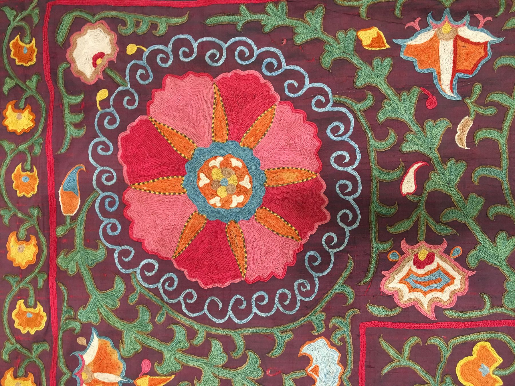 Detail e: Seiden Shakhrisyabz "Susani" antik, Usbekistan, 19.Jhd., Seidenstickerei auf violetten Seiden-Ikat. Seltene feine Shakhrisyabz Susani im ...