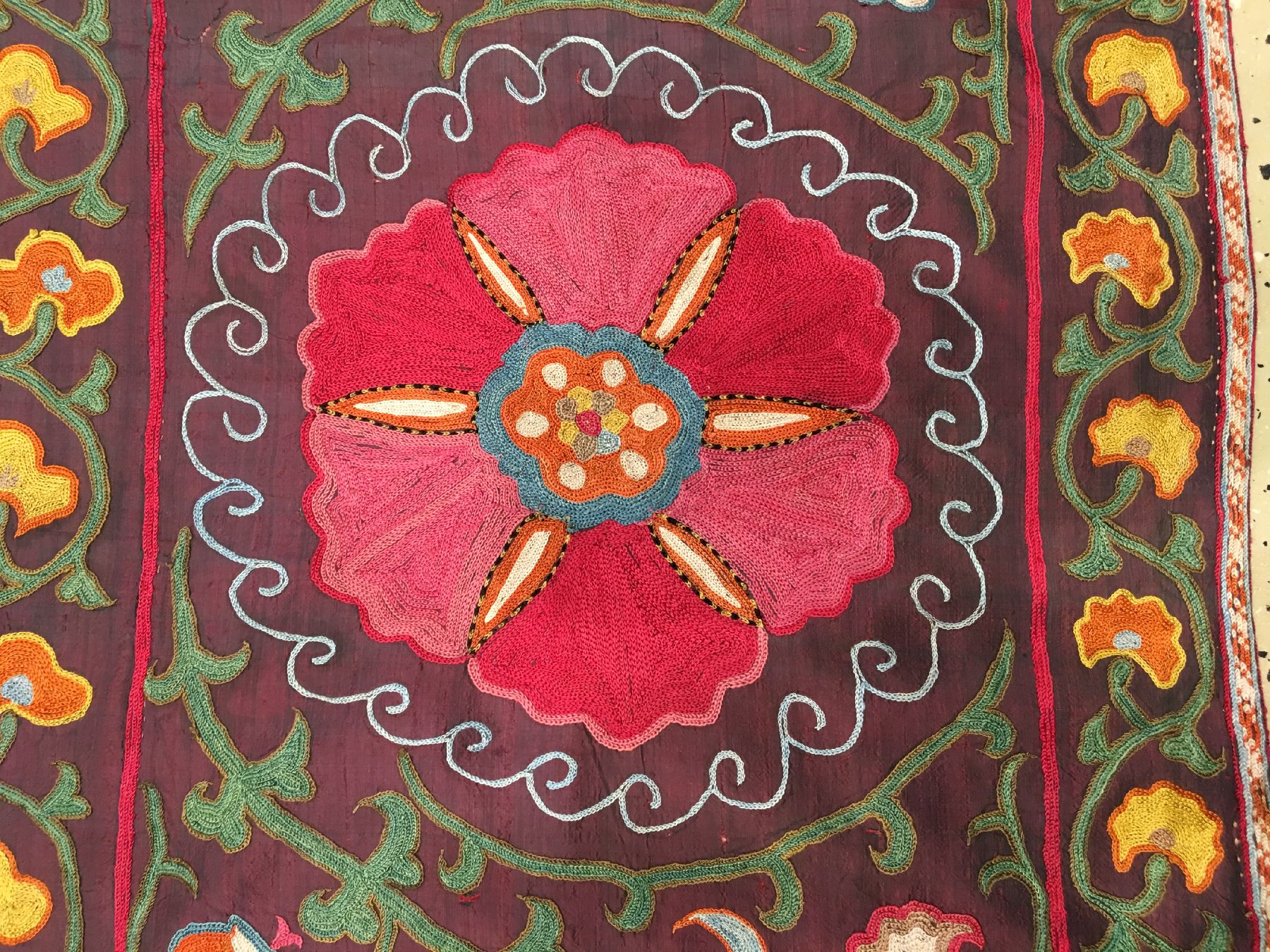 Detail f: Seiden Shakhrisyabz "Susani" antik, Usbekistan, 19.Jhd., Seidenstickerei auf violetten Seiden-Ikat. Seltene feine Shakhrisyabz Susani im ...