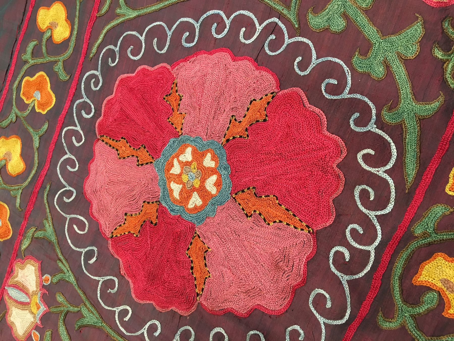 Detail g: Seiden Shakhrisyabz "Susani" antik, Usbekistan, 19.Jhd., Seidenstickerei auf violetten Seiden-Ikat. Seltene feine Shakhrisyabz Susani im ...