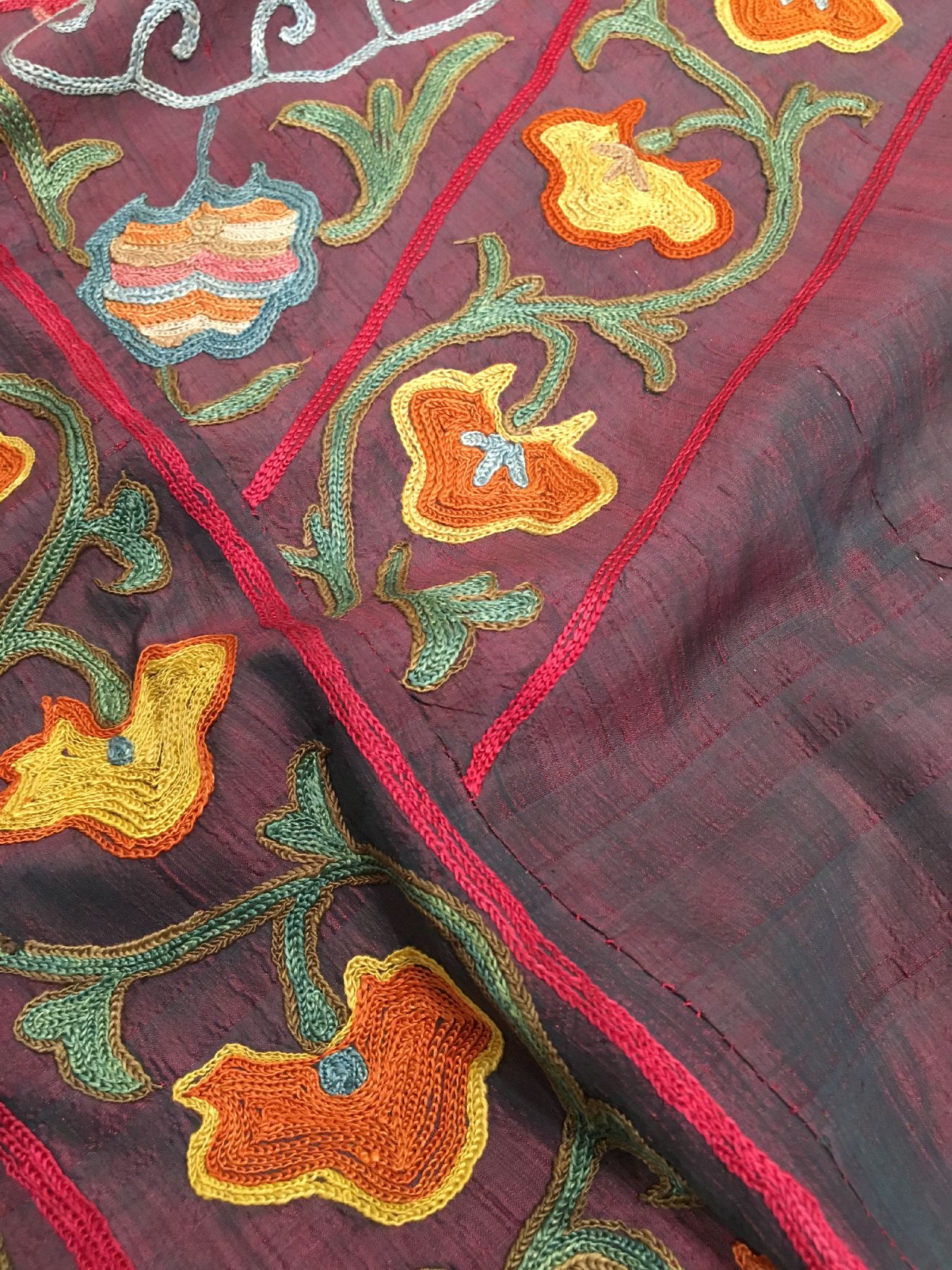 Detail h: Seiden Shakhrisyabz "Susani" antik, Usbekistan, 19.Jhd., Seidenstickerei auf violetten Seiden-Ikat. Seltene feine Shakhrisyabz Susani im ...