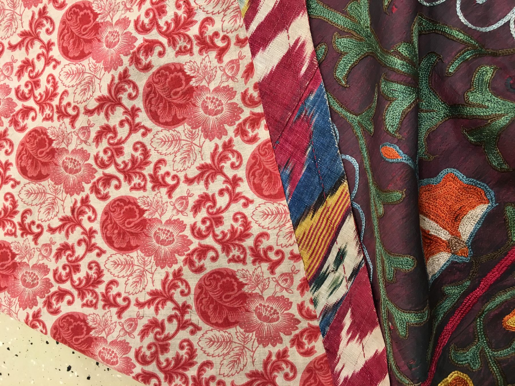 Detail i: Seiden Shakhrisyabz "Susani" antik, Usbekistan, 19.Jhd., Seidenstickerei auf violetten Seiden-Ikat. Seltene feine Shakhrisyabz Susani im ...