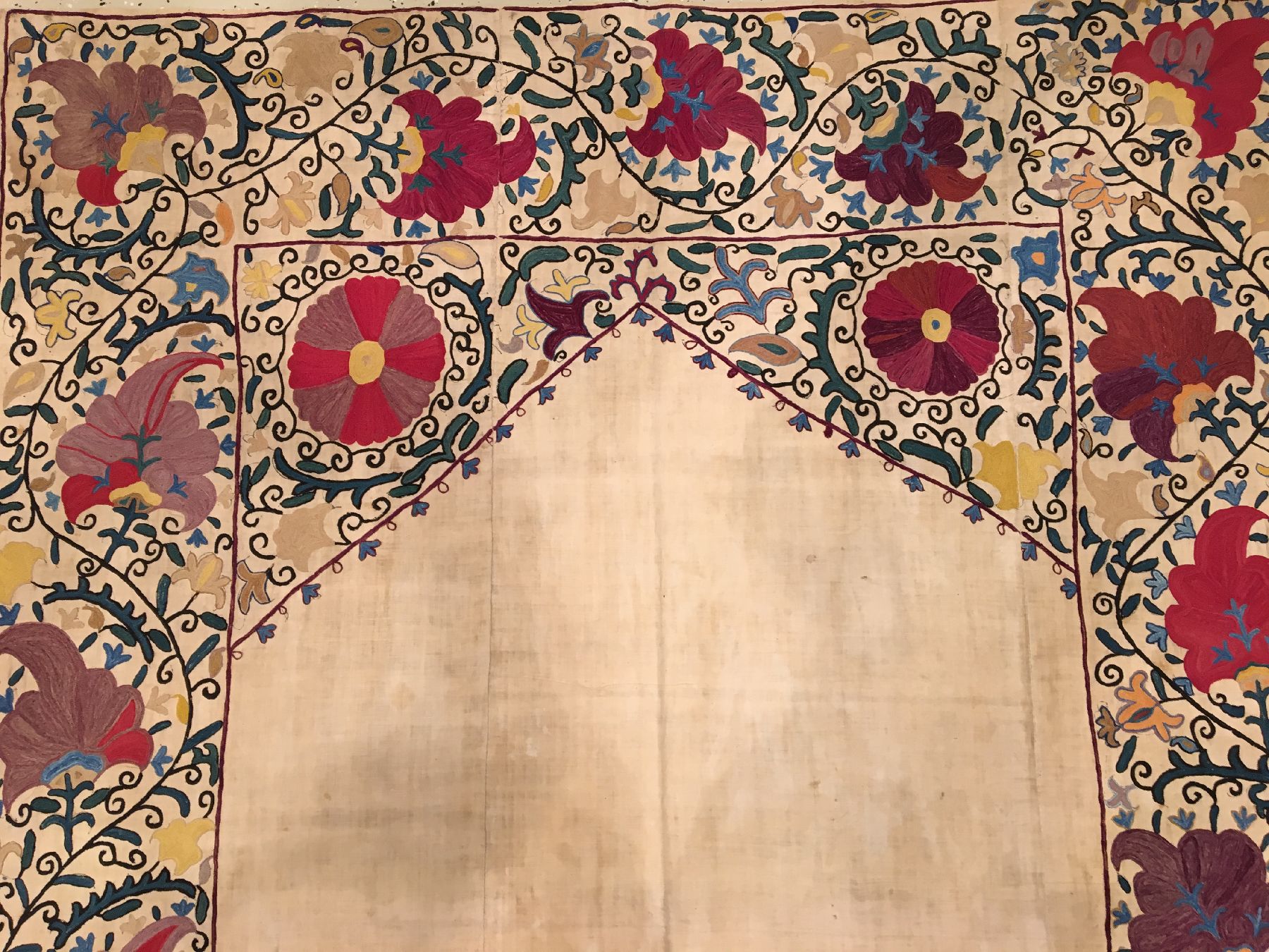 Detail a: Bochara "Susani" antik, Usbekistan, 19.Jhd., Seidenstickerei auf Baumwollgewebe. Große Bochara Susani im sogenannten Ruidscho-Typus mit ...
