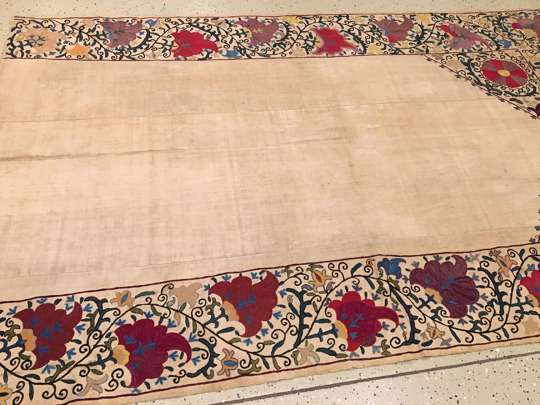 Detail b: Bochara "Susani" antik, Usbekistan, 19.Jhd., Seidenstickerei auf Baumwollgewebe. Große Bochara Susani im sogenannten Ruidscho-Typus mit ...