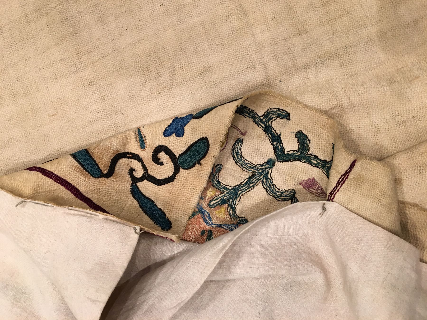 Detail h: Bochara "Susani" antik, Usbekistan, 19.Jhd., Seidenstickerei auf Baumwollgewebe. Große Bochara Susani im sogenannten Ruidscho-Typus mit ...