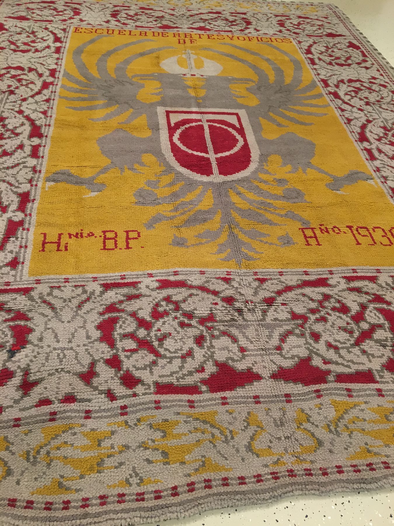 Detail a: Großer spanischer "Wappen-Teppich" alt (Signiert: Escuela De Artes Y Oficios "Hi Ni.O. B.P.", Ano 1930), Spanien, um 1930 ...