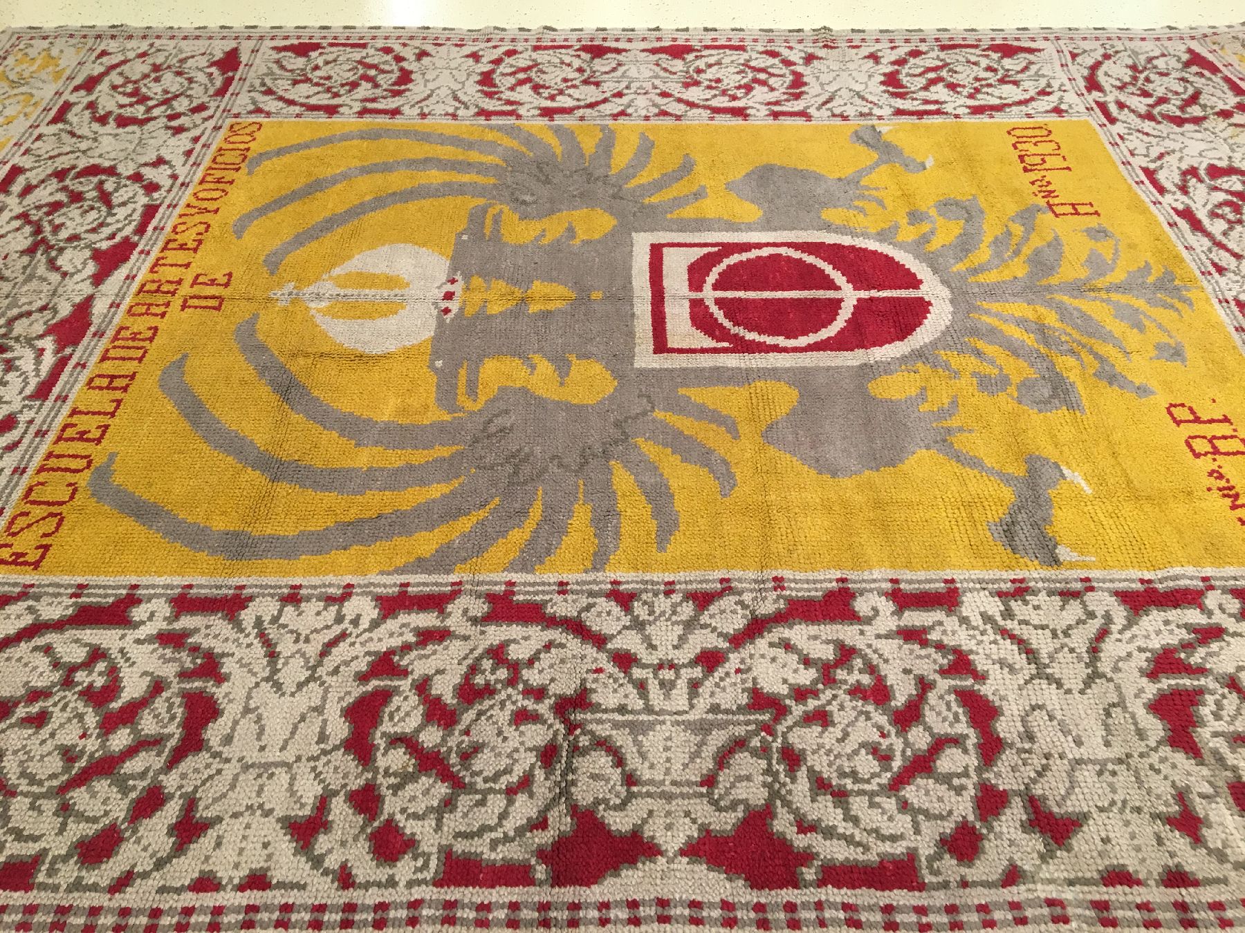 Detail b: Großer spanischer "Wappen-Teppich" alt (Signiert: Escuela De Artes Y Oficios "Hi Ni.O. B.P.", Ano 1930), Spanien, um 1930 ...