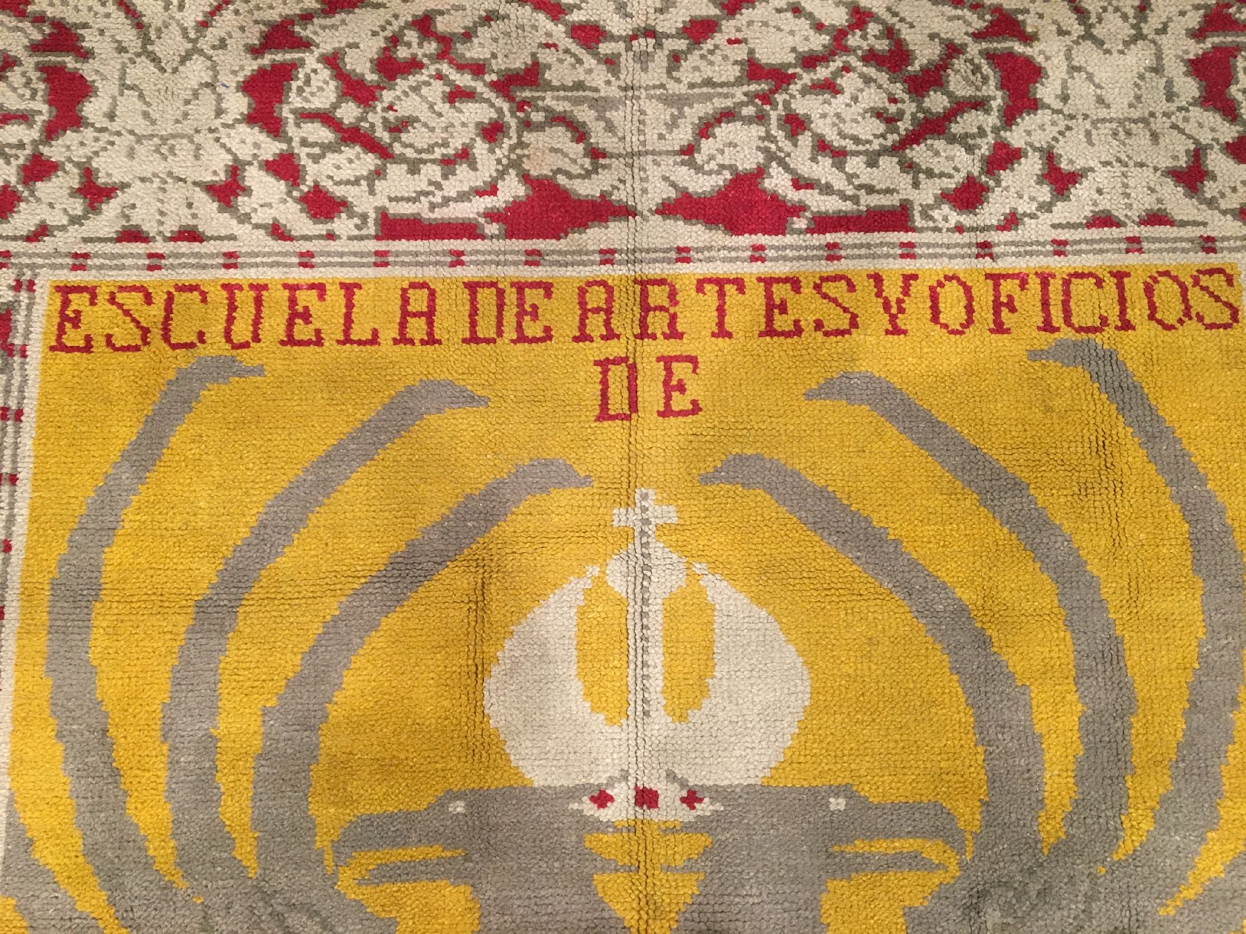 Detail c: Großer spanischer "Wappen-Teppich" alt (Signiert: Escuela De Artes Y Oficios "Hi Ni.O. B.P.", Ano 1930), Spanien, um 1930 ...