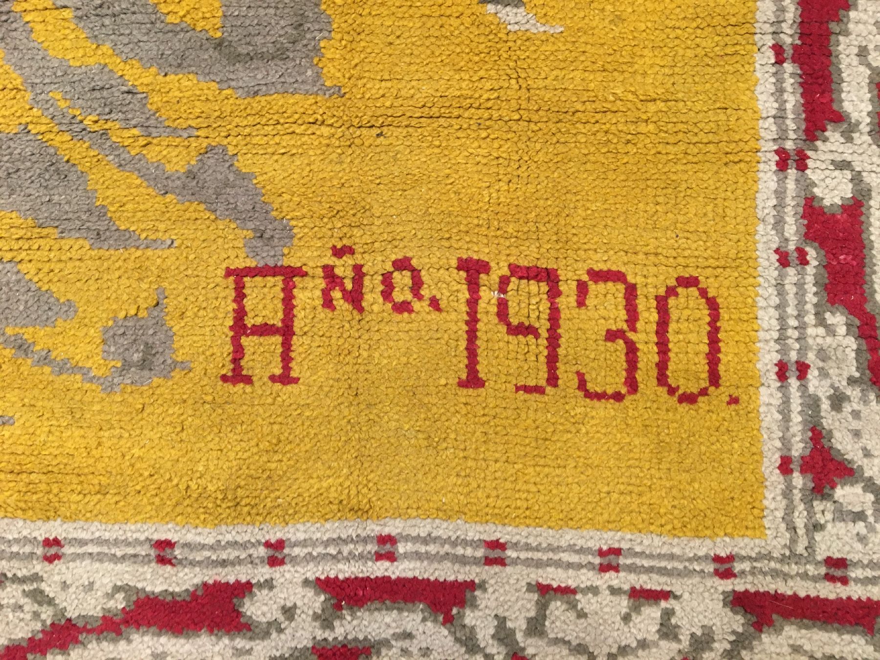 Detail e: Großer spanischer "Wappen-Teppich" alt (Signiert: Escuela De Artes Y Oficios "Hi Ni.O. B.P.", Ano 1930), Spanien, um 1930 ...
