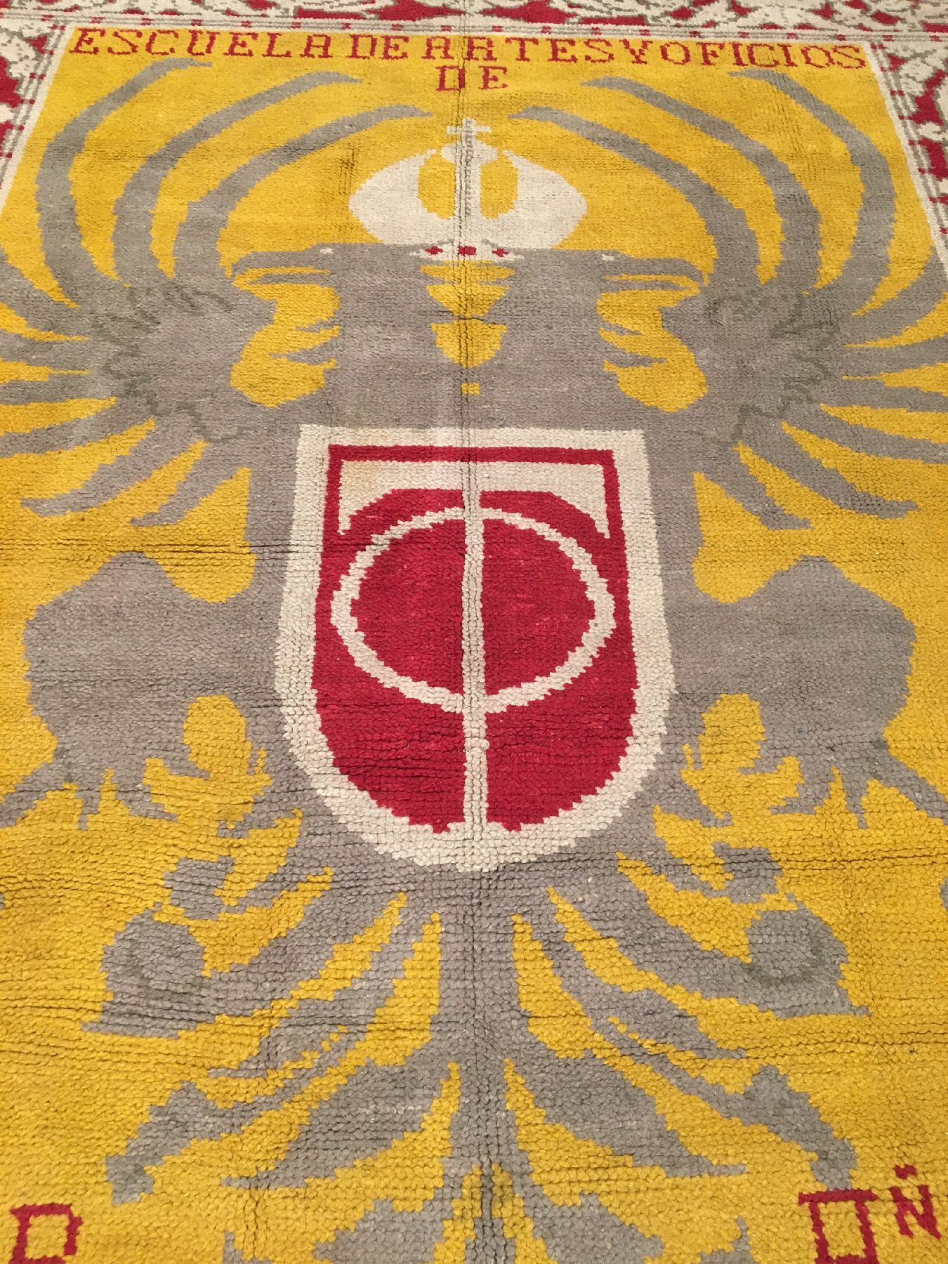 Detail f: Großer spanischer "Wappen-Teppich" alt (Signiert: Escuela De Artes Y Oficios "Hi Ni.O. B.P.", Ano 1930), Spanien, um 1930 ...