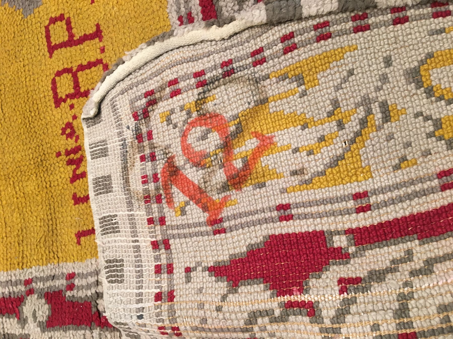 Detail i: Großer spanischer "Wappen-Teppich" alt (Signiert: Escuela De Artes Y Oficios "Hi Ni.O. B.P.", Ano 1930), Spanien, um 1930 ...