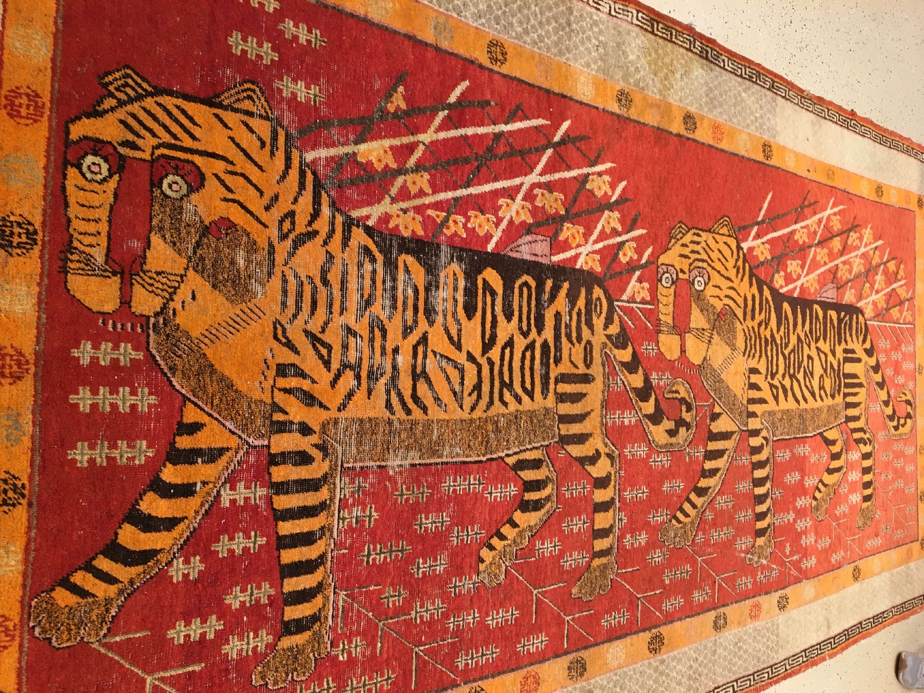 Detail a: Seltener Samarkand "Tigerteppich" antik, Ostturkestan, um 1890, Wolle geknüpft auf Baumwolle. Sehr seltener Teppich aus Samarkand ...