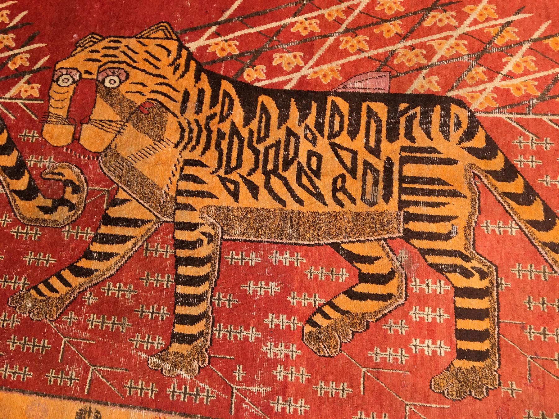 Detail b: Seltener Samarkand "Tigerteppich" antik, Ostturkestan, um 1890, Wolle geknüpft auf Baumwolle. Sehr seltener Teppich aus Samarkand ...