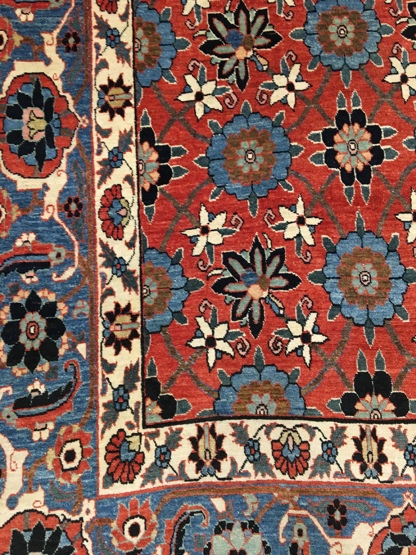 Detail d: Großer feiner Weramin alt (Mina-Khani), Zentralpersien, um 1920, Korkwolle geknüpft auf Baumwolle. Eleganter rotgrundiger Weramin im Mina-Khani ...