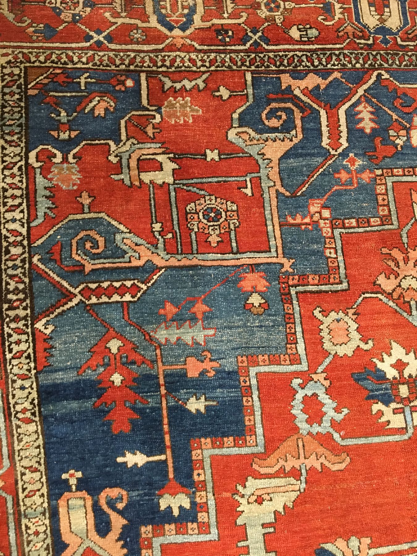 Detail e: Großer feiner Serapi-Karadja antik, Nordwestpersien Heriz-Gebiet, 19.Jhd., Wolle geknüpft auf Baumwolle. Bemerkenswert fein geknüpfter ...