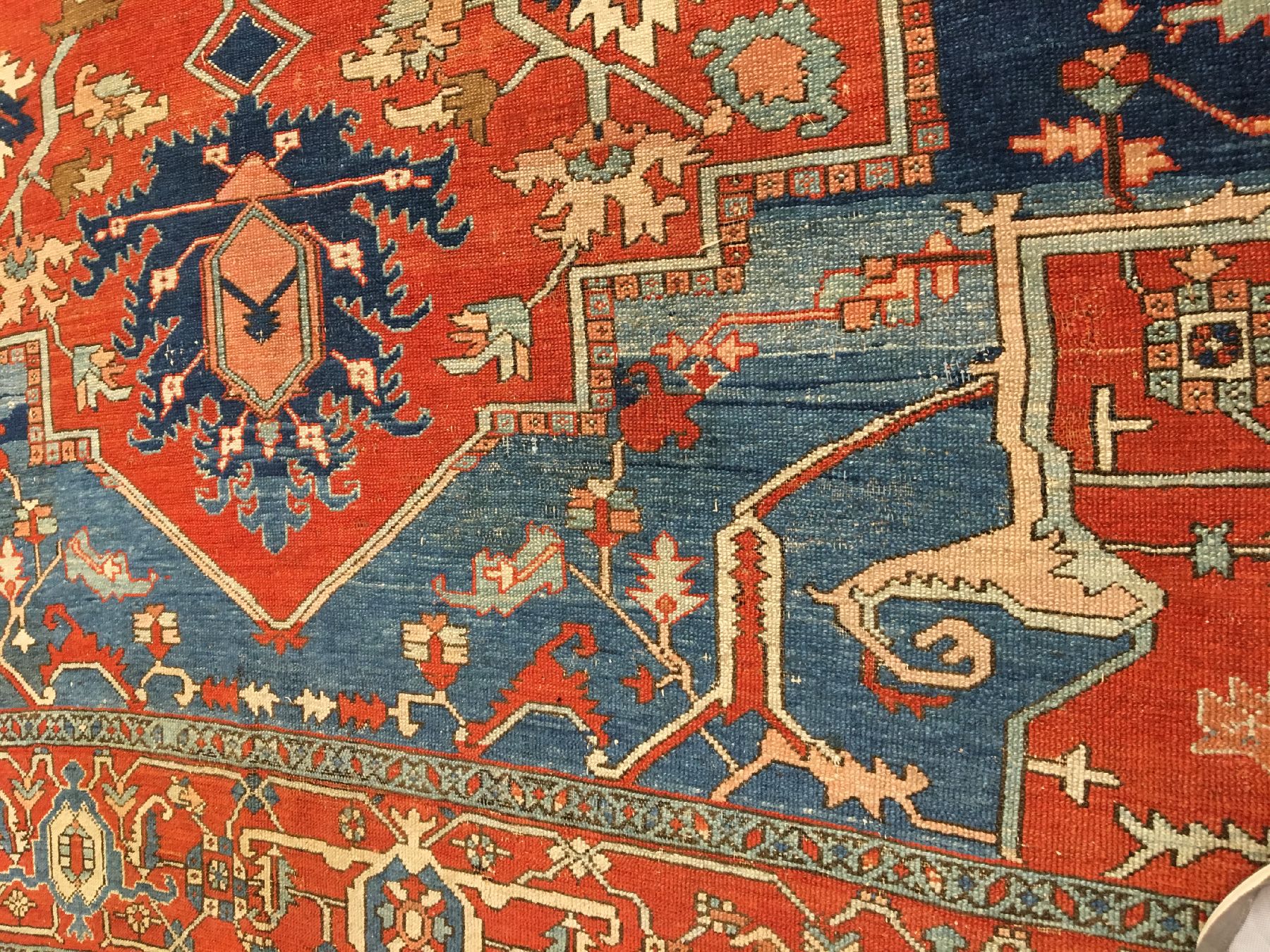 Detail g: Großer feiner Serapi-Karadja antik, Nordwestpersien Heriz-Gebiet, 19.Jhd., Wolle geknüpft auf Baumwolle. Bemerkenswert fein geknüpfter ...