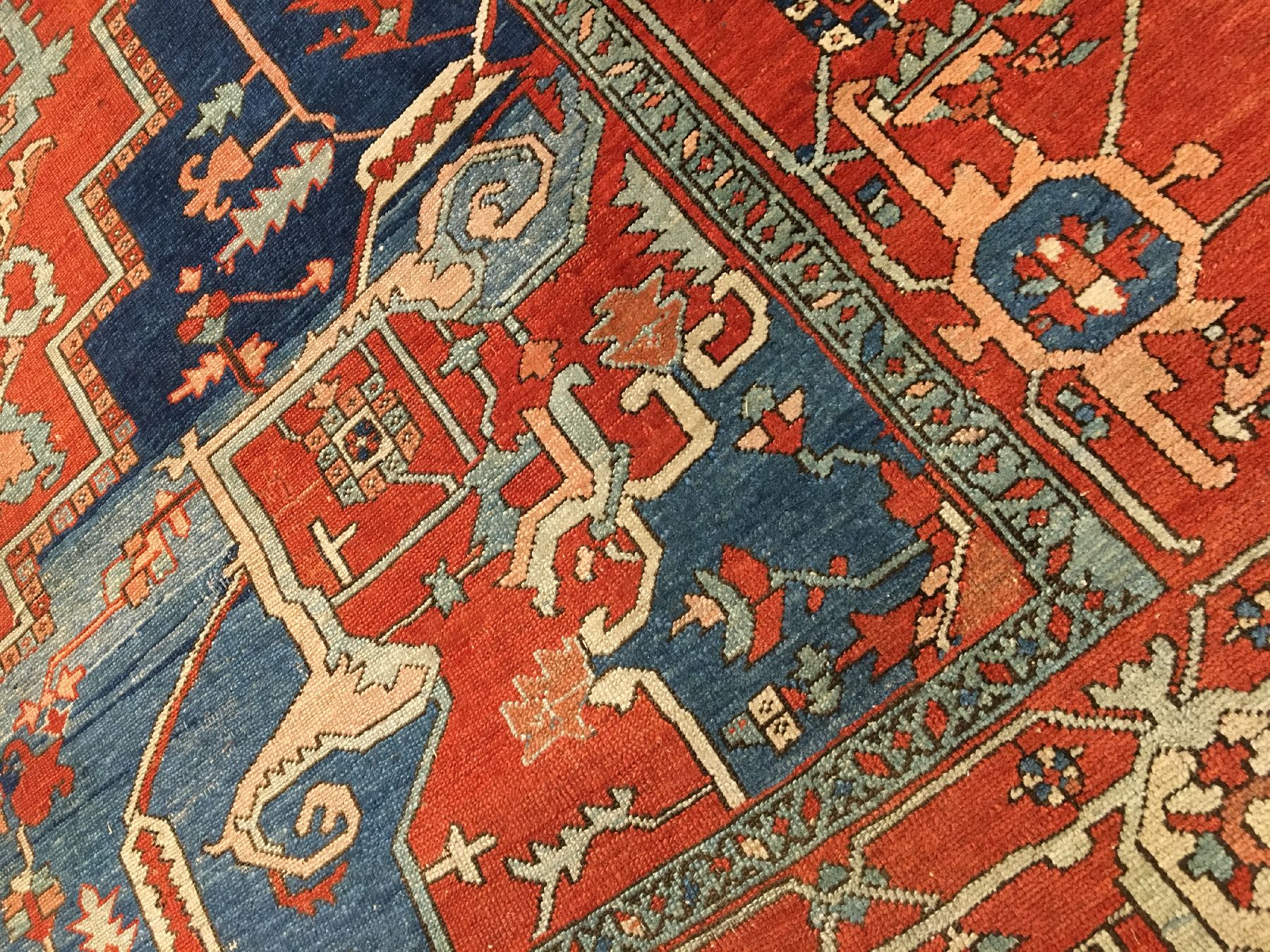 Detail h: Großer feiner Serapi-Karadja antik, Nordwestpersien Heriz-Gebiet, 19.Jhd., Wolle geknüpft auf Baumwolle. Bemerkenswert fein geknüpfter ...