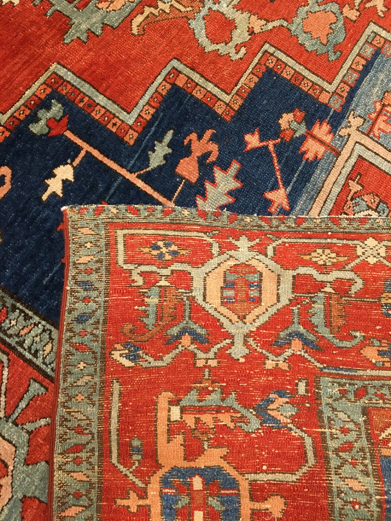 Detail i: Großer feiner Serapi-Karadja antik, Nordwestpersien Heriz-Gebiet, 19.Jhd., Wolle geknüpft auf Baumwolle. Bemerkenswert fein geknüpfter ...
