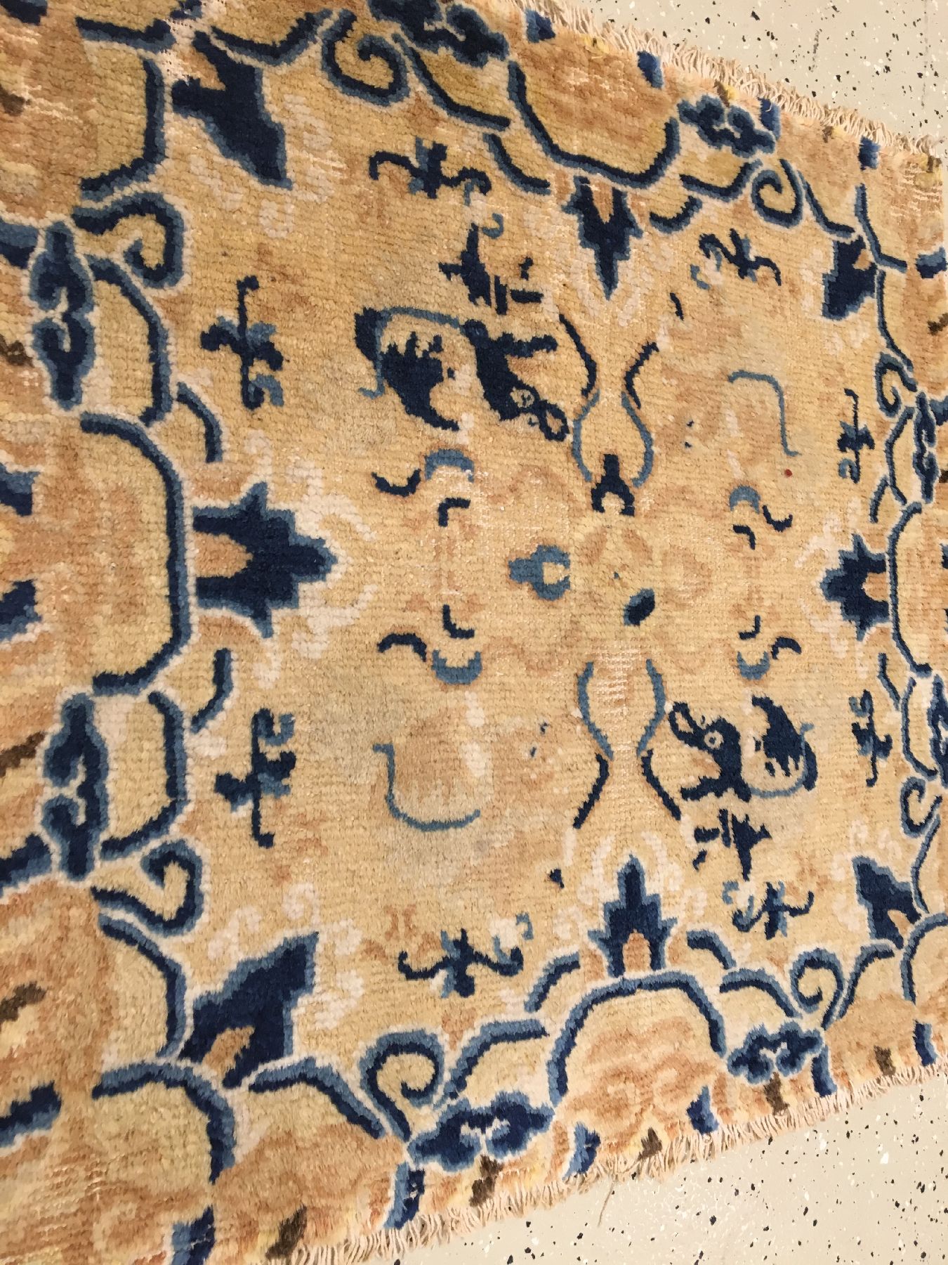 Detail c: (3 Lots) Ning-Hsia "Sitzmatten" antik, Westchina, um 1800-1880, Wolle geknüpft auf Baumwolle. Drei Sitzmatten mit Fo-Hunde, ca. 70 x 73 ...