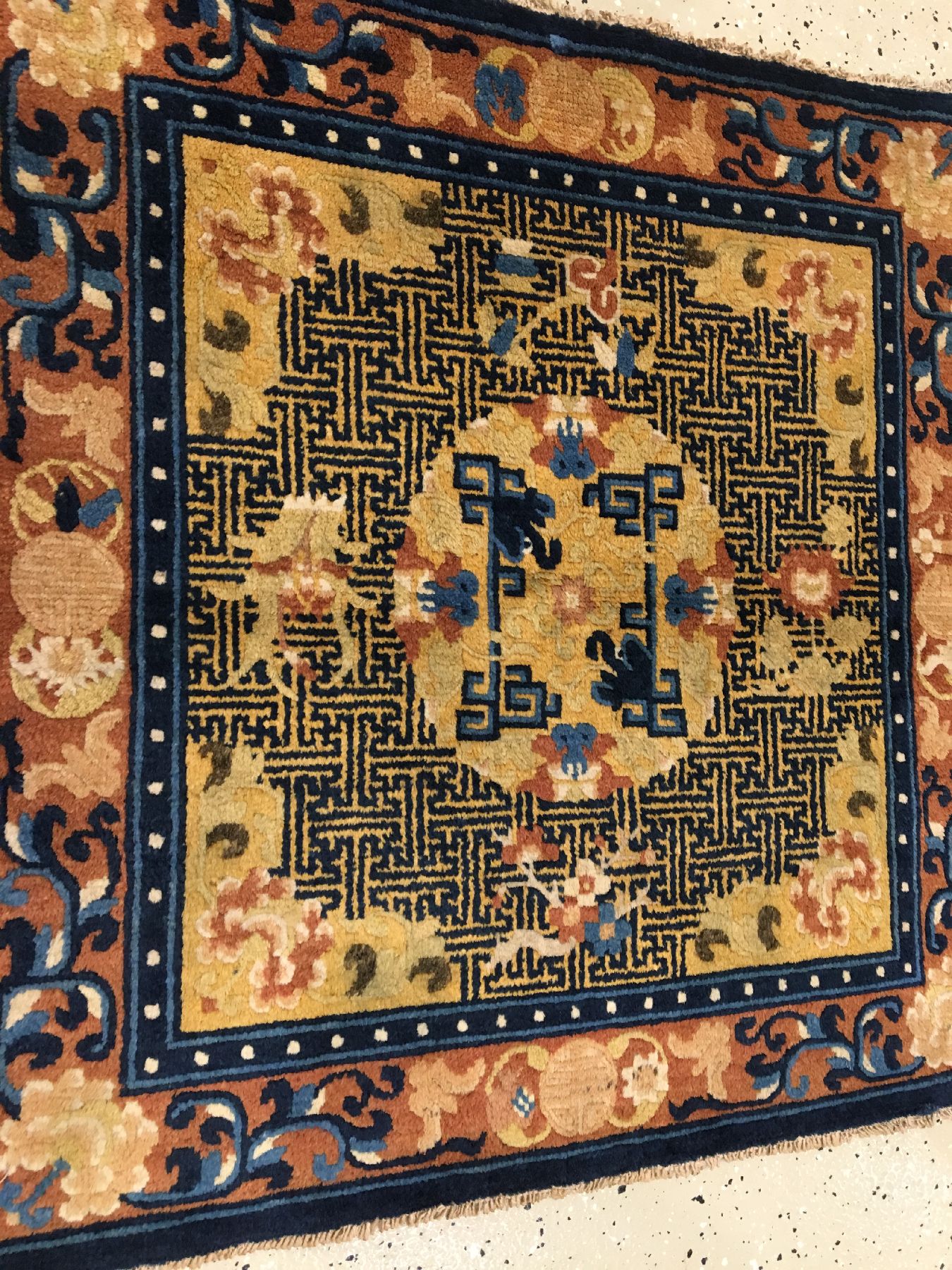 Detail a: Gelbe Ning-Hsia "Sitzmatte" antik (Art-Deco Drachenköpfe), Westchina, um 1910/1920, Wolle geknüpft auf Baumwolle. Dekorative ...