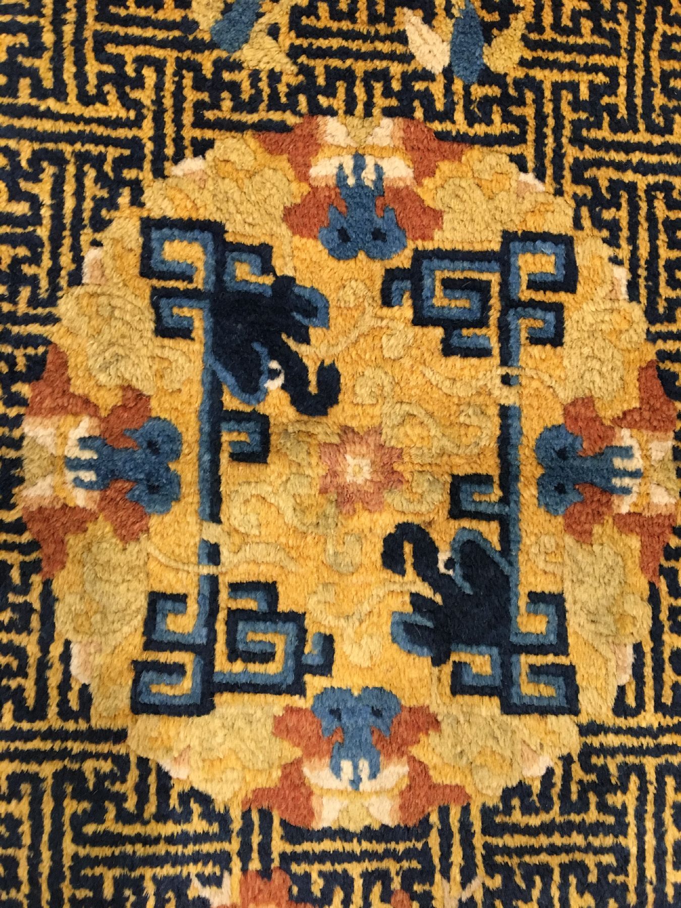 Detail b: Gelbe Ning-Hsia "Sitzmatte" antik (Art-Deco Drachenköpfe), Westchina, um 1910/1920, Wolle geknüpft auf Baumwolle. Dekorative ...
