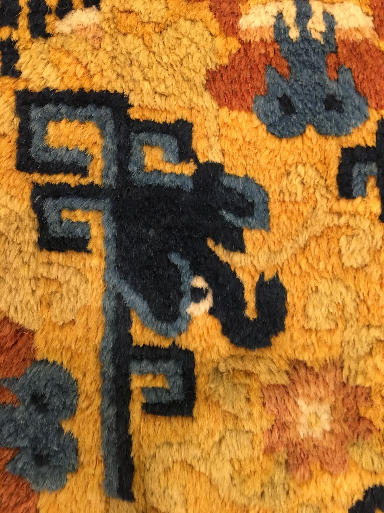 Detail c: Gelbe Ning-Hsia "Sitzmatte" antik (Art-Deco Drachenköpfe), Westchina, um 1910/1920, Wolle geknüpft auf Baumwolle. Dekorative ...