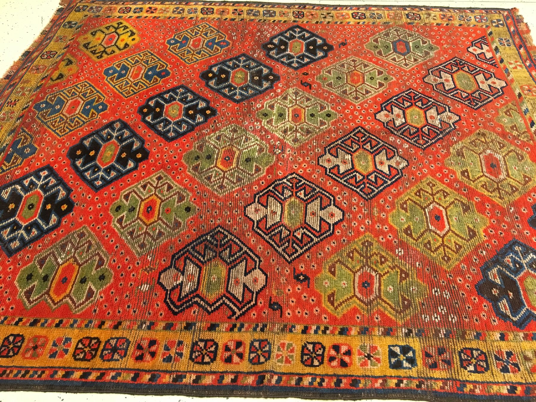 Detail b: Seltener Gaschgai Gabbeh antik, Südwestpersien Fars-Region, 19.Jhd., Wolle geknüpft auf Wolle. Das blutrote Feld wird von Spinnen-Güls im Rapport ...