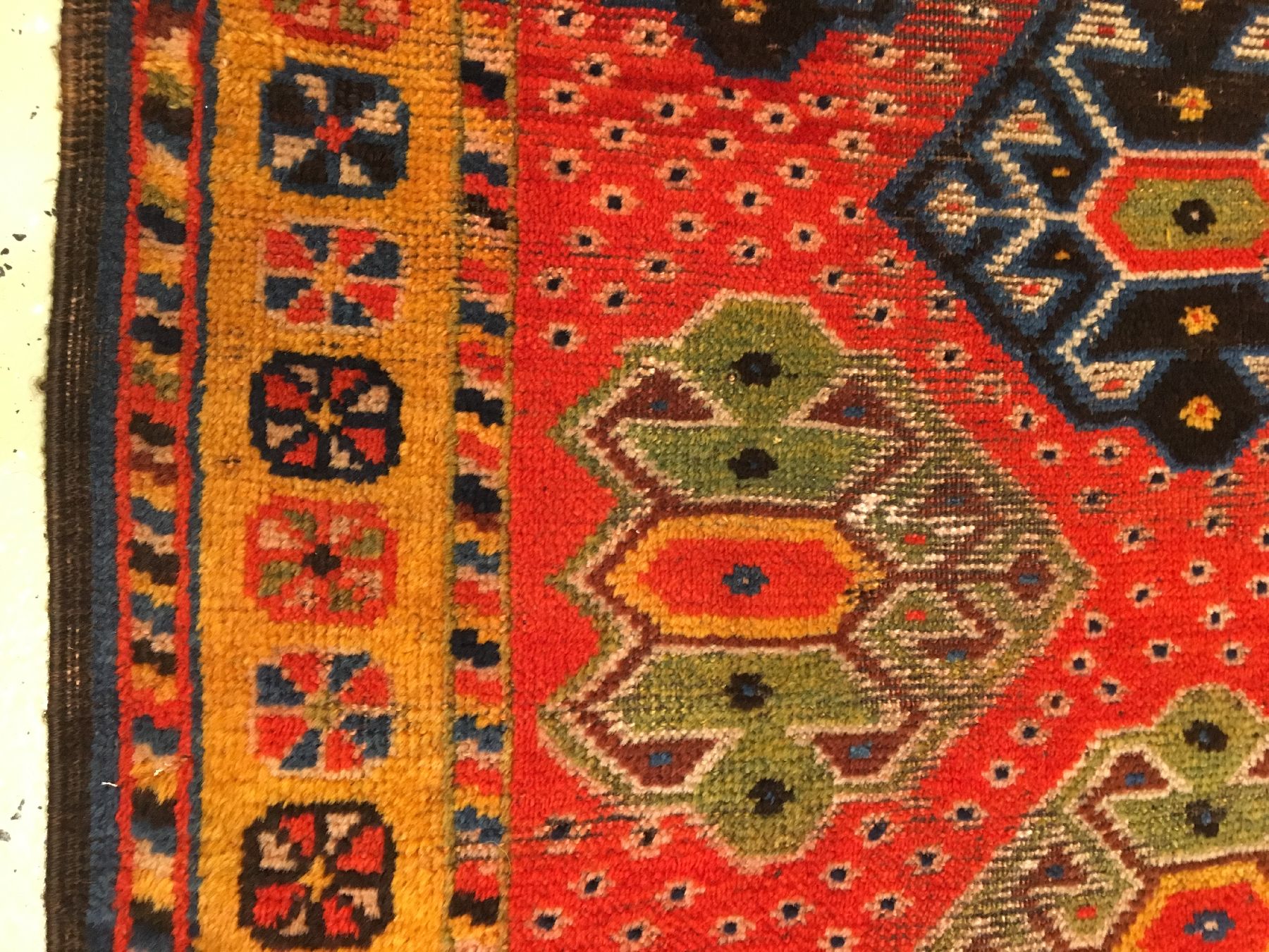 Detail c: Seltener Gaschgai Gabbeh antik, Südwestpersien Fars-Region, 19.Jhd., Wolle geknüpft auf Wolle. Das blutrote Feld wird von Spinnen-Güls im Rapport ...