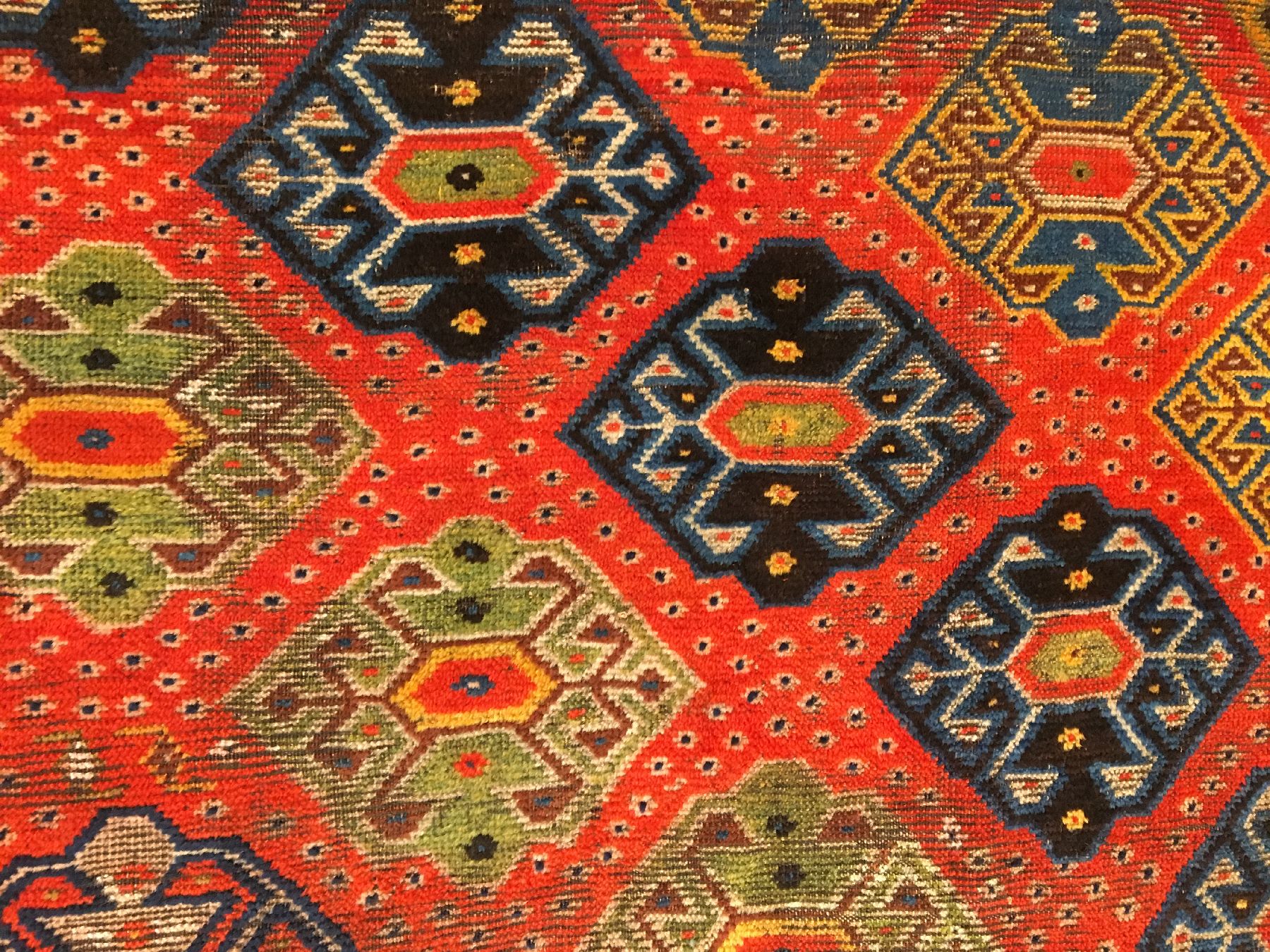 Detail d: Seltener Gaschgai Gabbeh antik, Südwestpersien Fars-Region, 19.Jhd., Wolle geknüpft auf Wolle. Das blutrote Feld wird von Spinnen-Güls im Rapport ...