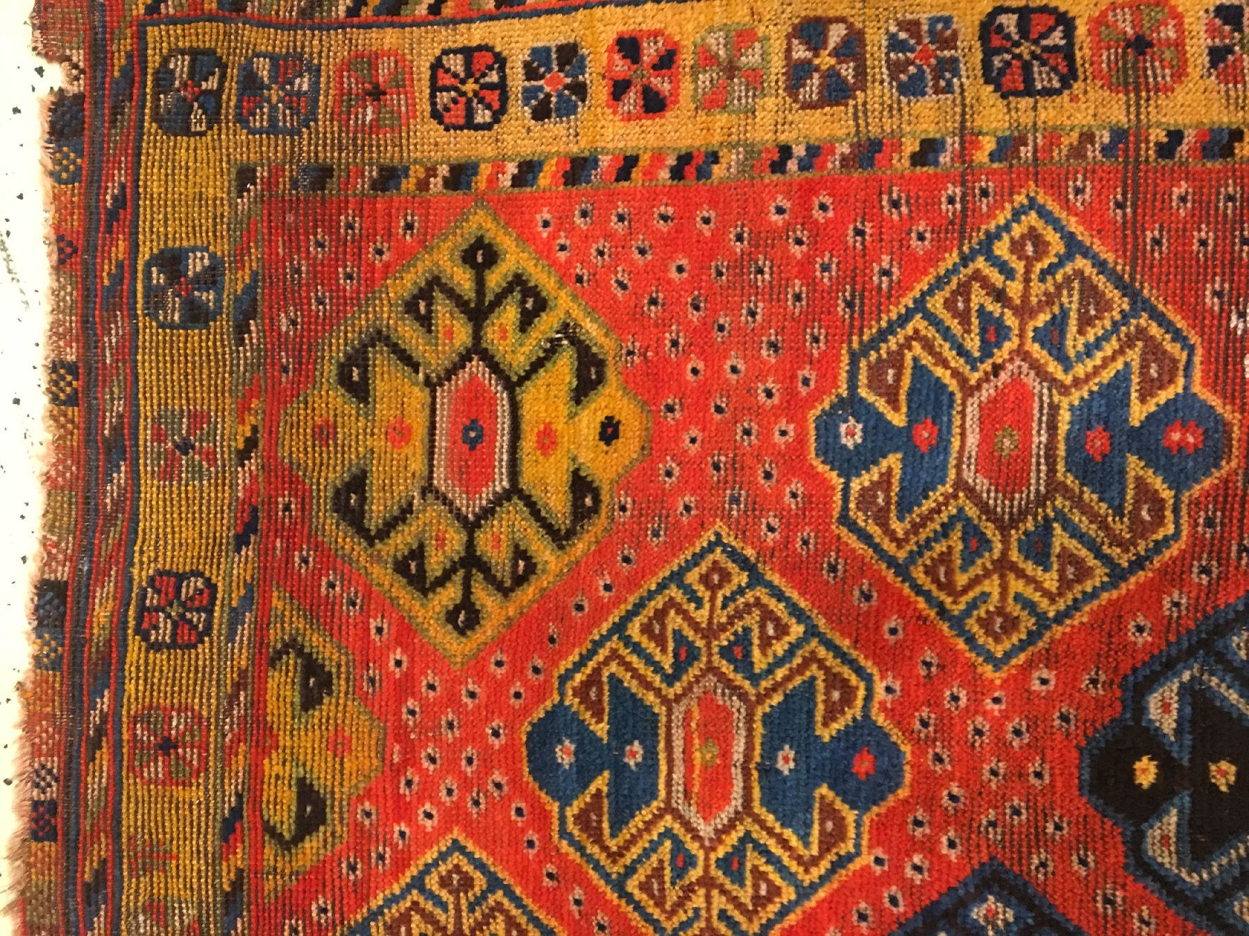 Detail f: Seltener Gaschgai Gabbeh antik, Südwestpersien Fars-Region, 19.Jhd., Wolle geknüpft auf Wolle. Das blutrote Feld wird von Spinnen-Güls im Rapport ...