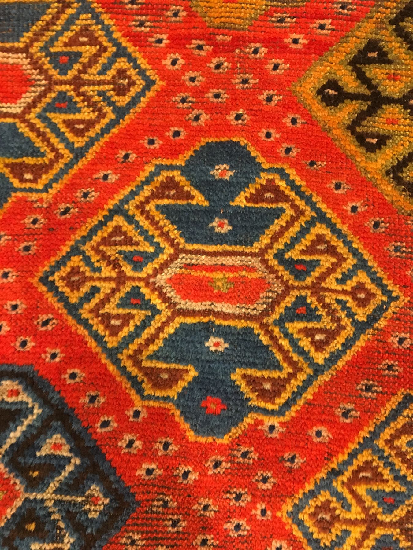 Detail g: Seltener Gaschgai Gabbeh antik, Südwestpersien Fars-Region, 19.Jhd., Wolle geknüpft auf Wolle. Das blutrote Feld wird von Spinnen-Güls im Rapport ...