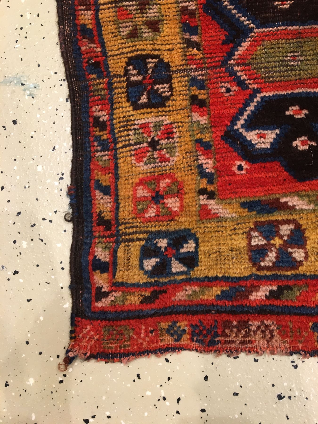 Detail h: Seltener Gaschgai Gabbeh antik, Südwestpersien Fars-Region, 19.Jhd., Wolle geknüpft auf Wolle. Das blutrote Feld wird von Spinnen-Güls im Rapport ...