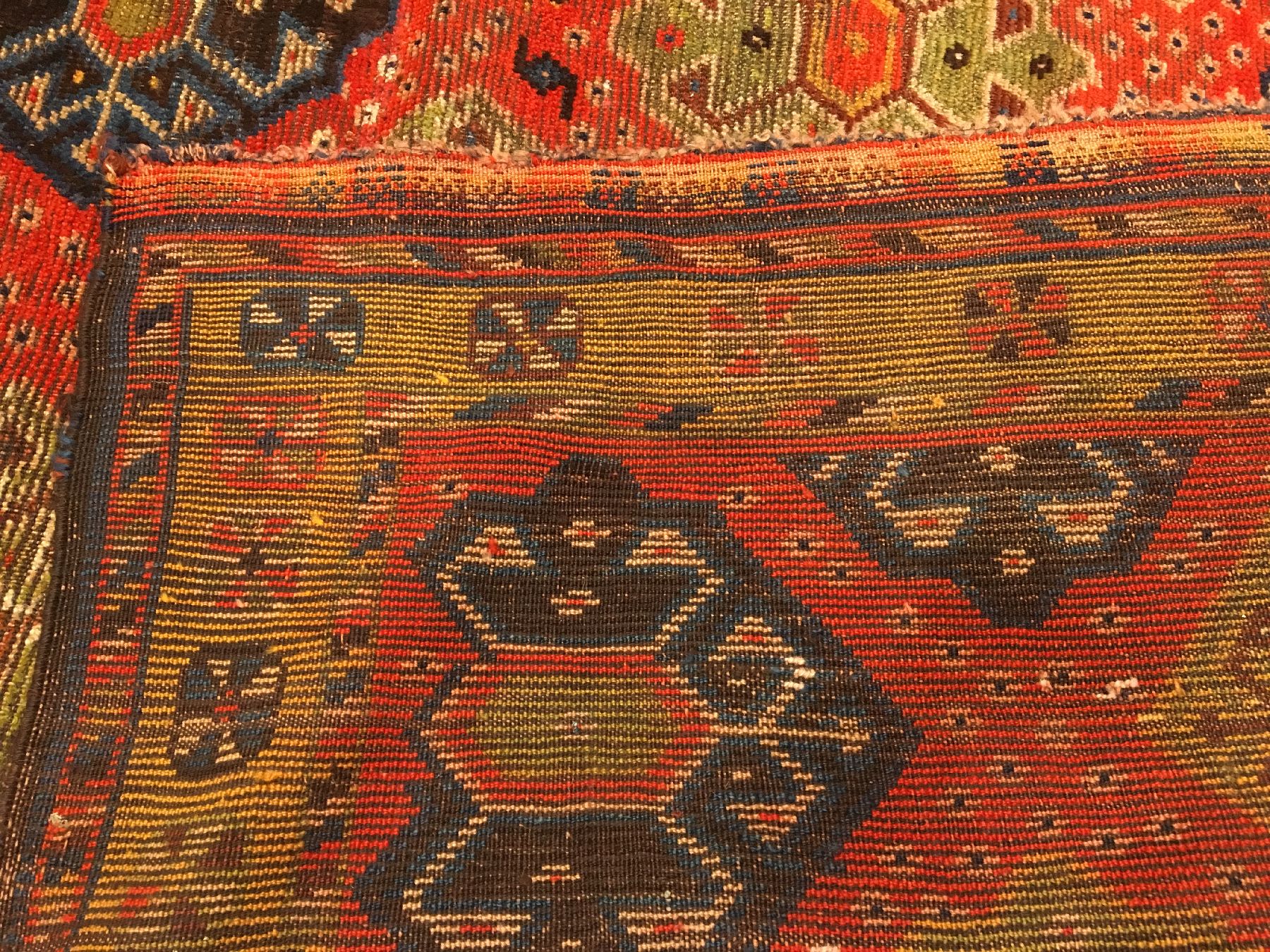 Detail i: Seltener Gaschgai Gabbeh antik, Südwestpersien Fars-Region, 19.Jhd., Wolle geknüpft auf Wolle. Das blutrote Feld wird von Spinnen-Güls im Rapport ...