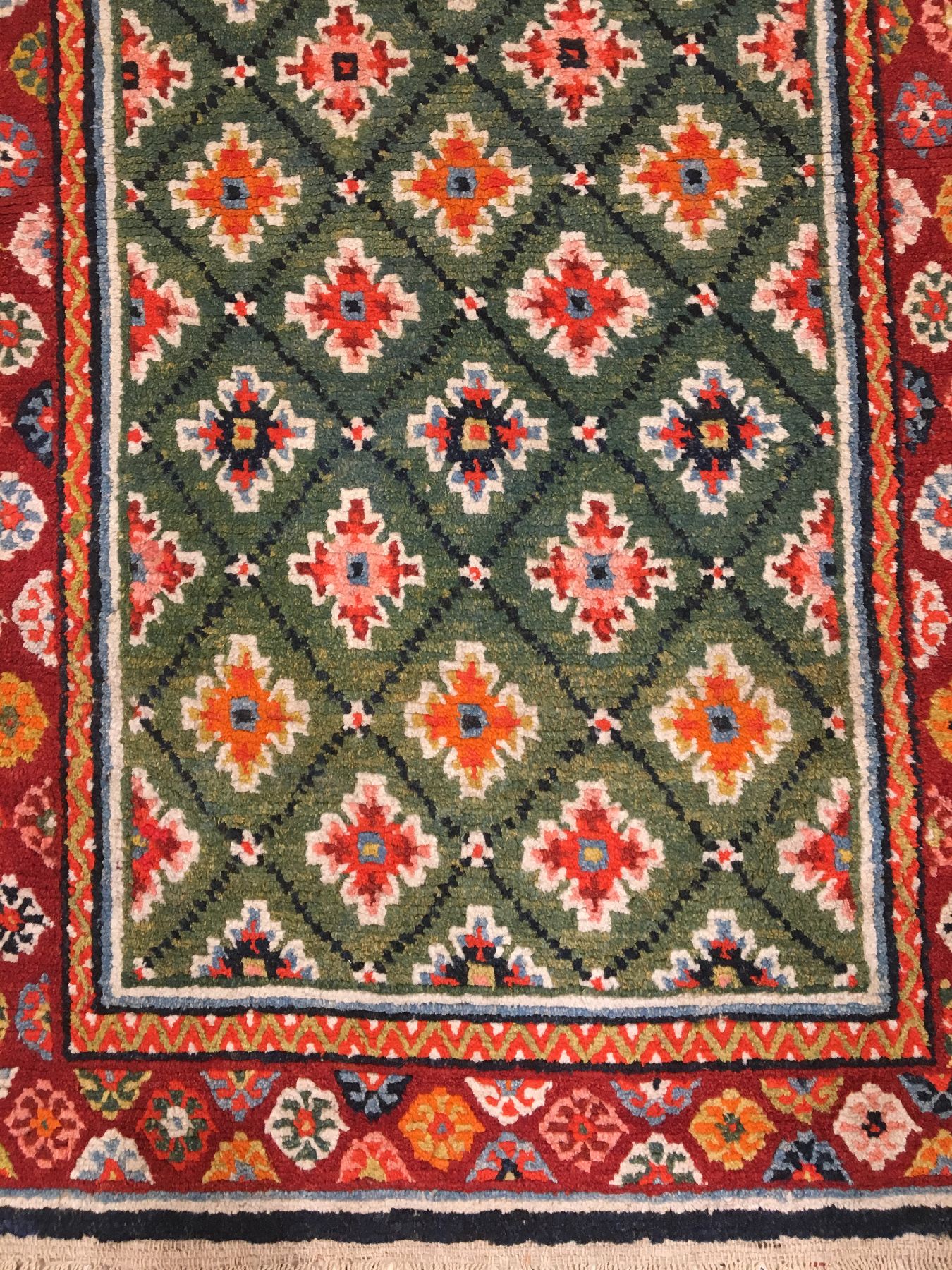 Detail b: Grüner Gyantse "Khaden" alt, Südtibet, um 1920, Wolle geknüpft auf Wolle. Grüner tibetischer Meditationsteppich mit typischen allover ...