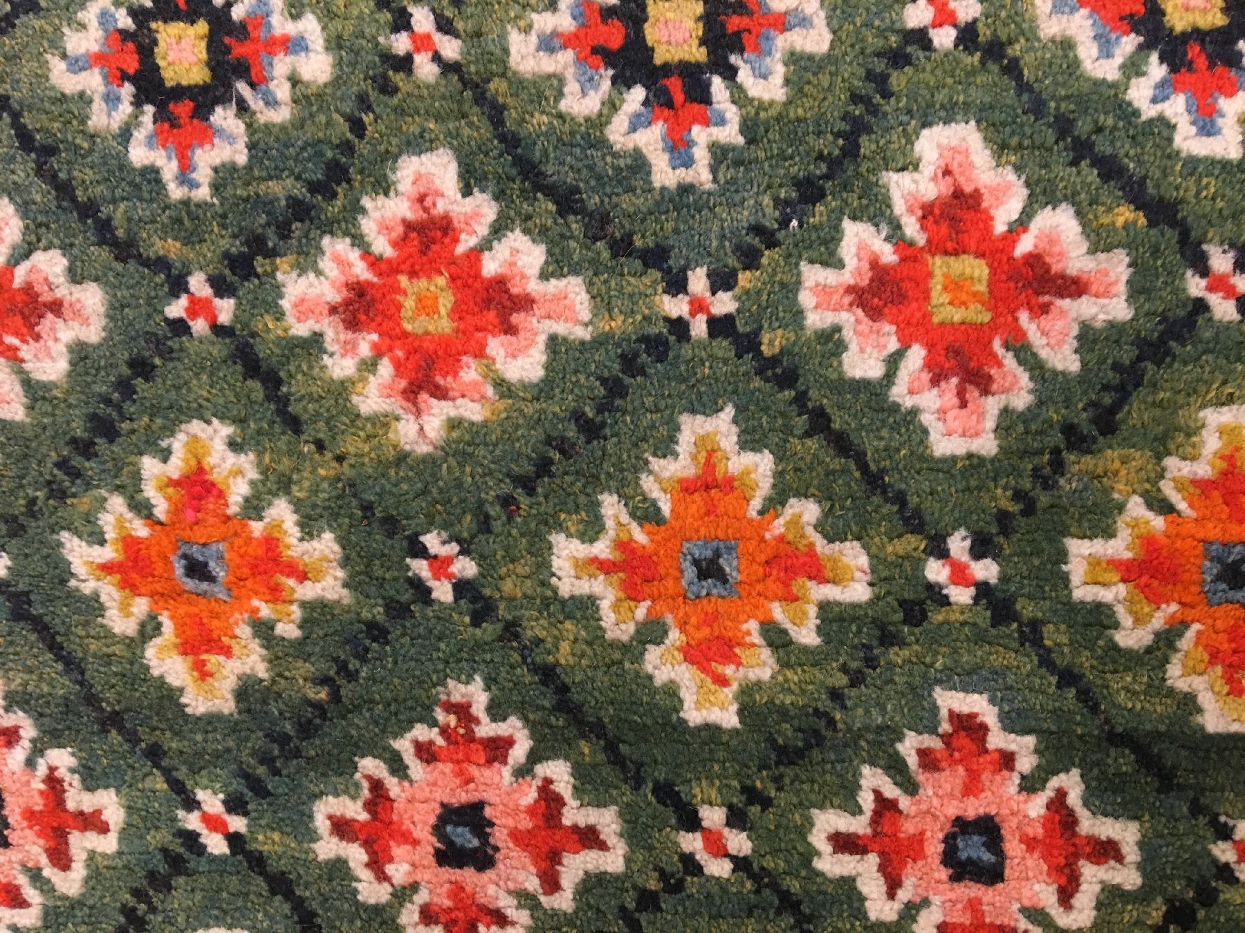 Detail d: Grüner Gyantse "Khaden" alt, Südtibet, um 1920, Wolle geknüpft auf Wolle. Grüner tibetischer Meditationsteppich mit typischen allover ...