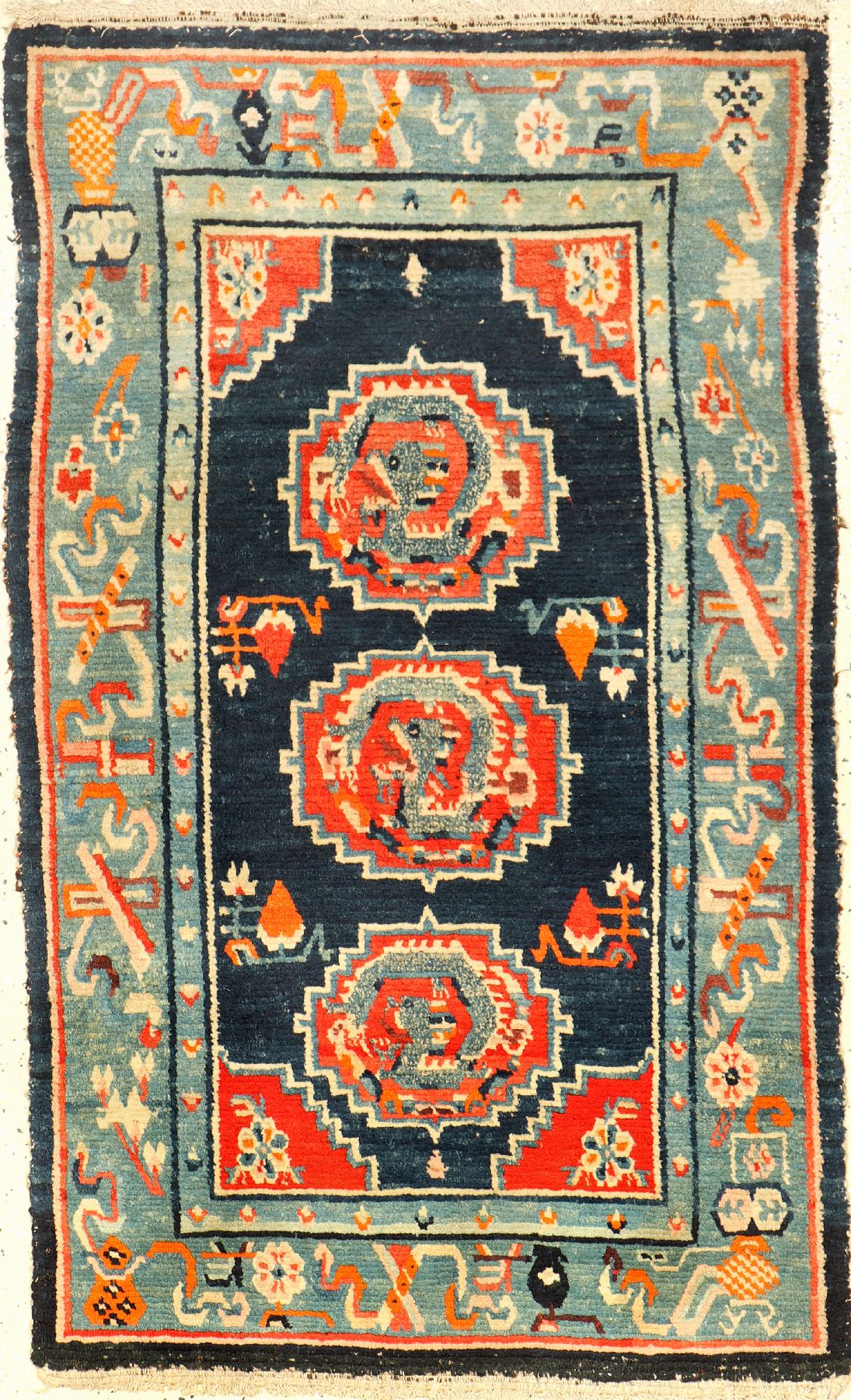 Gyantse "Khaden" alt (Drachen), Südtibet, um 1920, Wolle geknüpft auf Wolle. Tibetischer Zeremonialteppich mit typischen Drachen Muster, ...