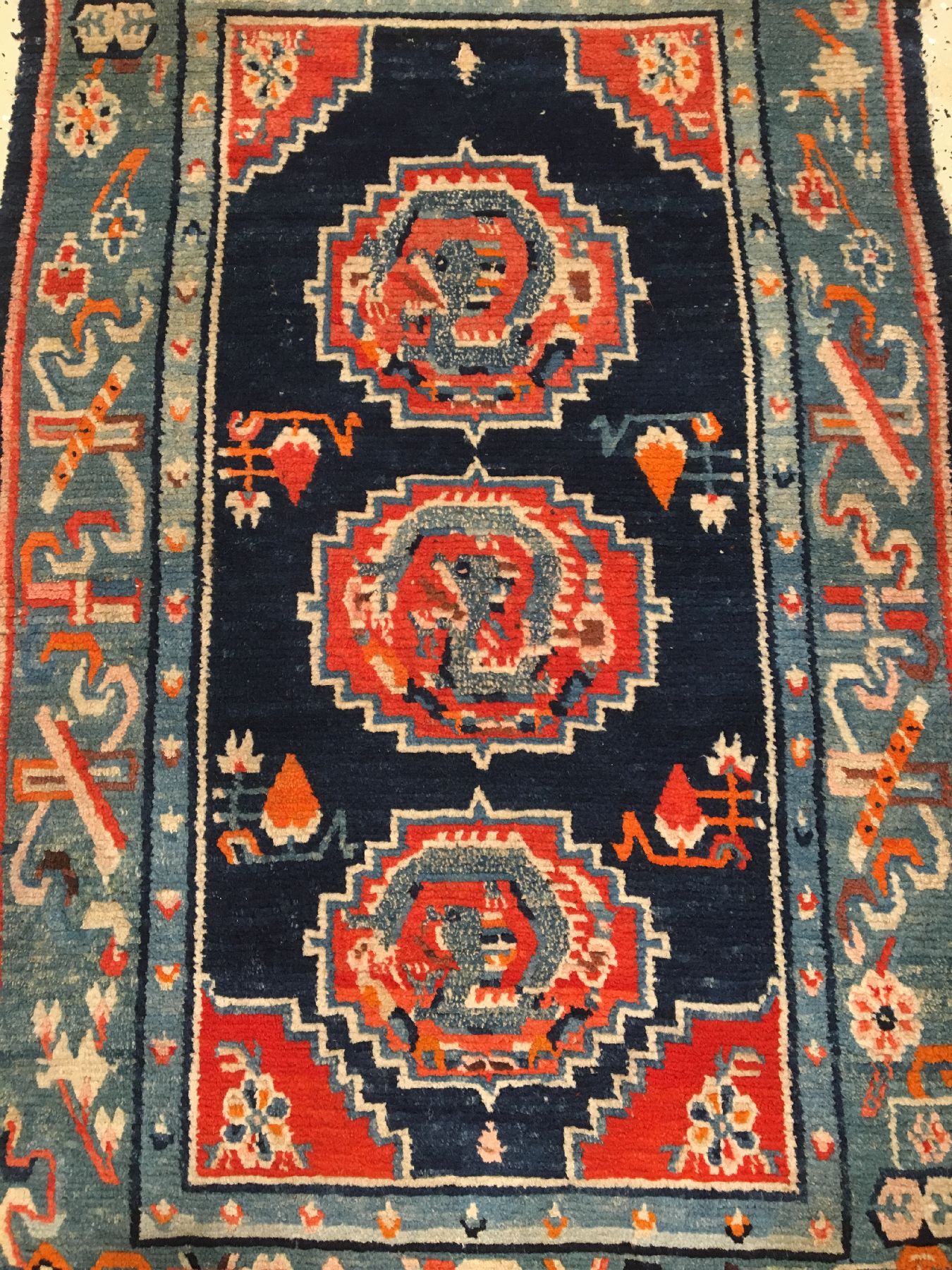 Detail a: Gyantse "Khaden" alt (Drachen), Südtibet, um 1920, Wolle geknüpft auf Wolle. Tibetischer Zeremonialteppich mit typischen Drachen Muster, ...