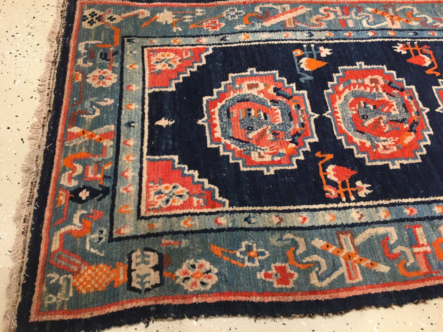 Detail b: Gyantse "Khaden" alt (Drachen), Südtibet, um 1920, Wolle geknüpft auf Wolle. Tibetischer Zeremonialteppich mit typischen Drachen Muster, ...