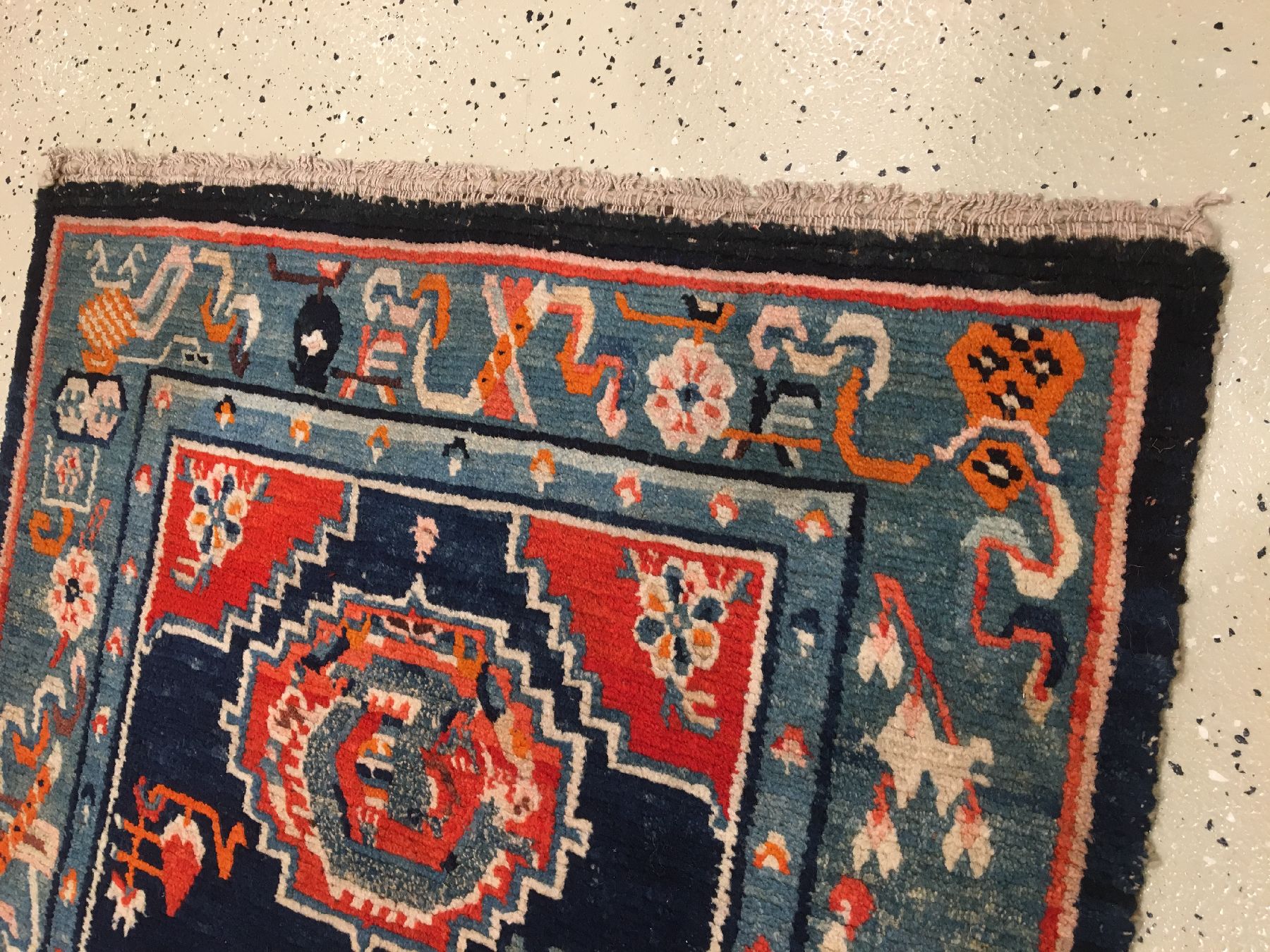 Detail c: Gyantse "Khaden" alt (Drachen), Südtibet, um 1920, Wolle geknüpft auf Wolle. Tibetischer Zeremonialteppich mit typischen Drachen Muster, ...