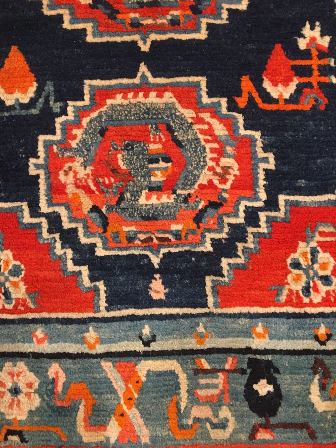 Detail d: Gyantse "Khaden" alt (Drachen), Südtibet, um 1920, Wolle geknüpft auf Wolle. Tibetischer Zeremonialteppich mit typischen Drachen Muster, ...
