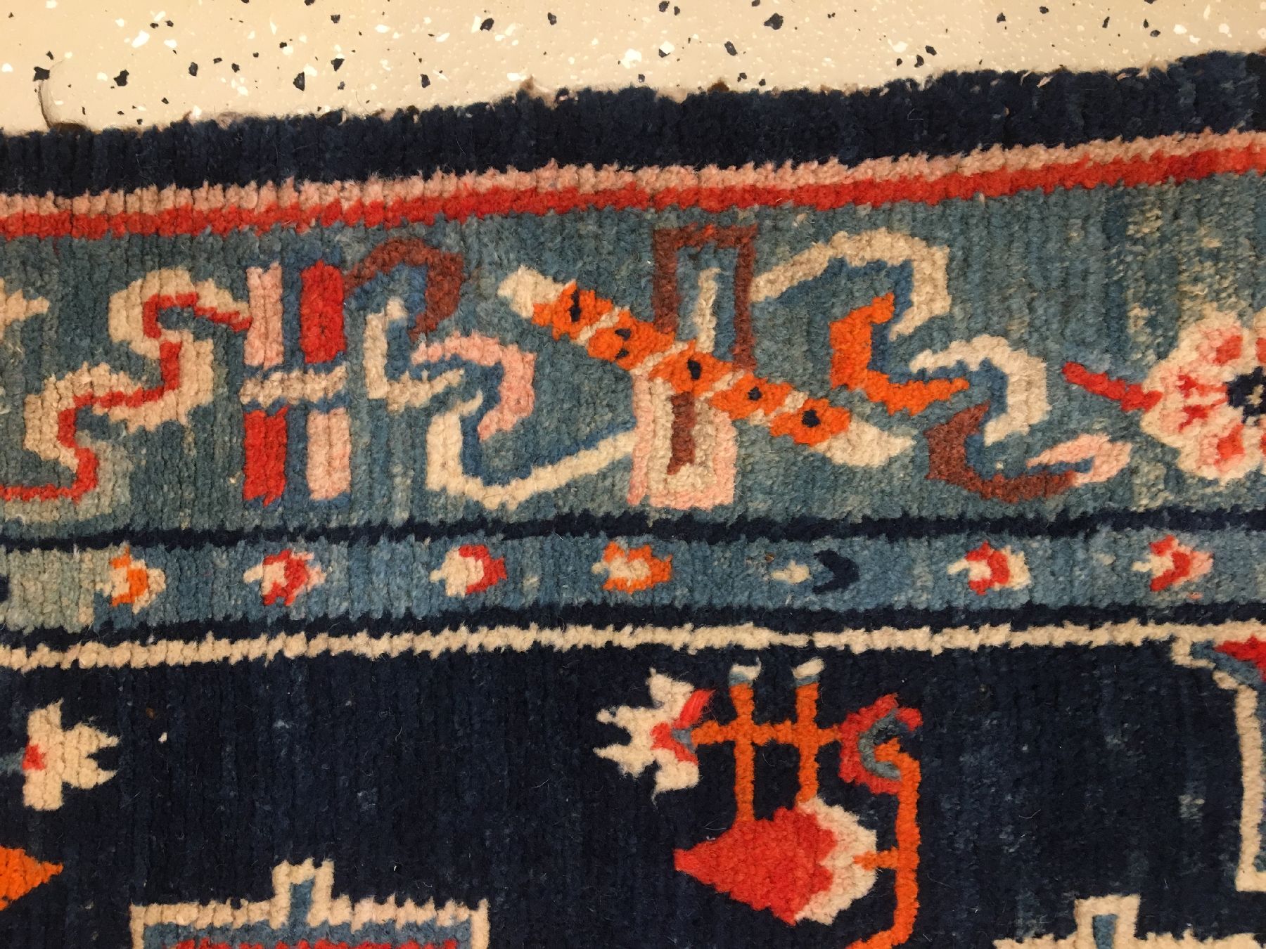Detail e: Gyantse "Khaden" alt (Drachen), Südtibet, um 1920, Wolle geknüpft auf Wolle. Tibetischer Zeremonialteppich mit typischen Drachen Muster, ...