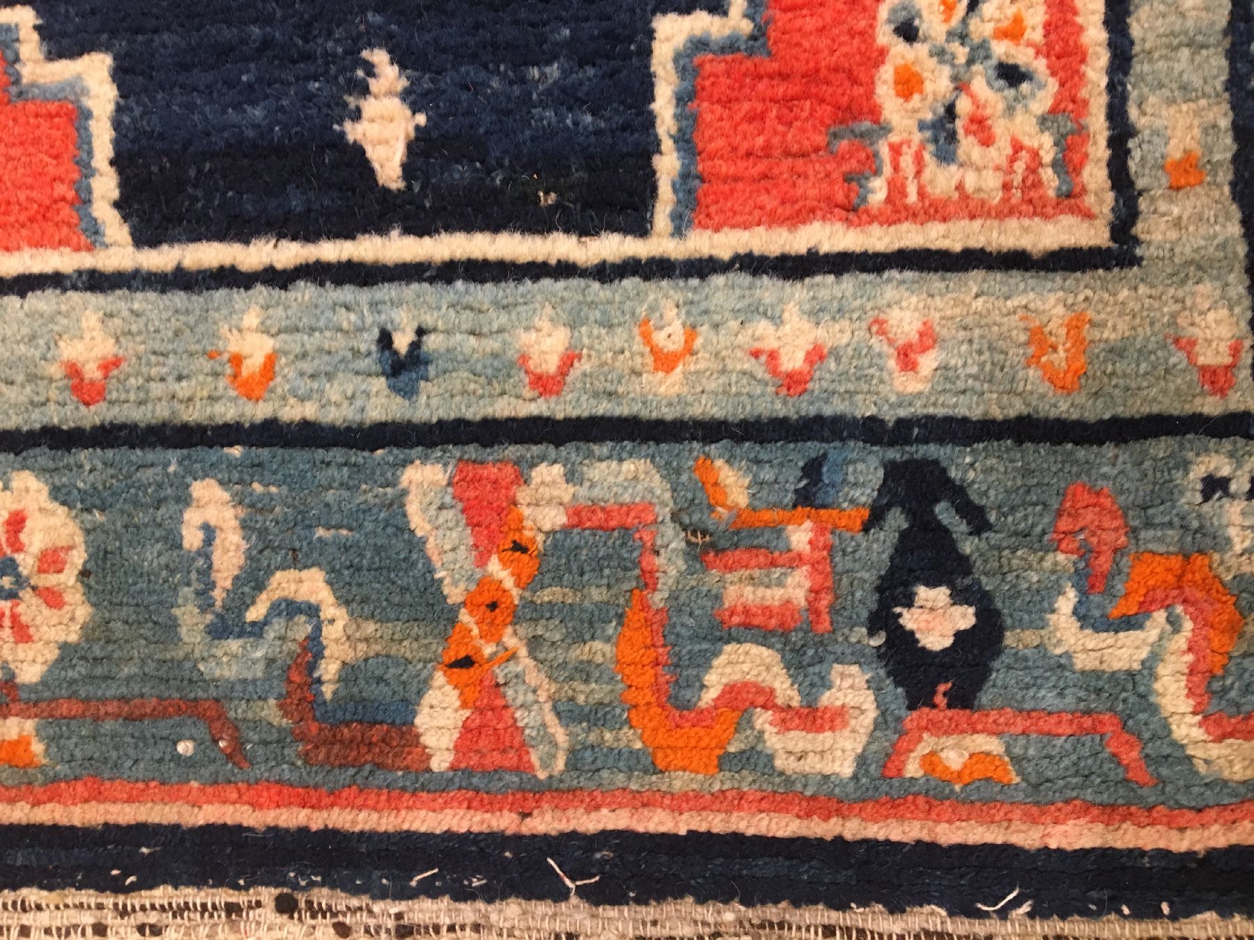 Detail f: Gyantse "Khaden" alt (Drachen), Südtibet, um 1920, Wolle geknüpft auf Wolle. Tibetischer Zeremonialteppich mit typischen Drachen Muster, ...
