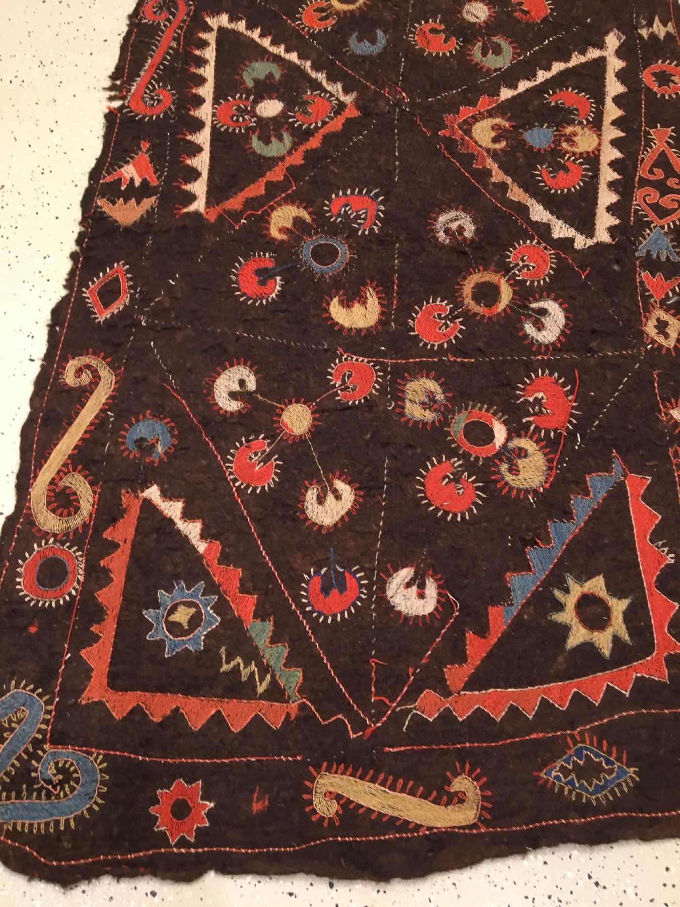Detail a: Seltener Lakai "Filzteppich" antik, Usbekistan, 19.Jhd., Wollstickerei auf Filz. Rarer Filzteppich der Lakai-Stämme in typischer Muster ...