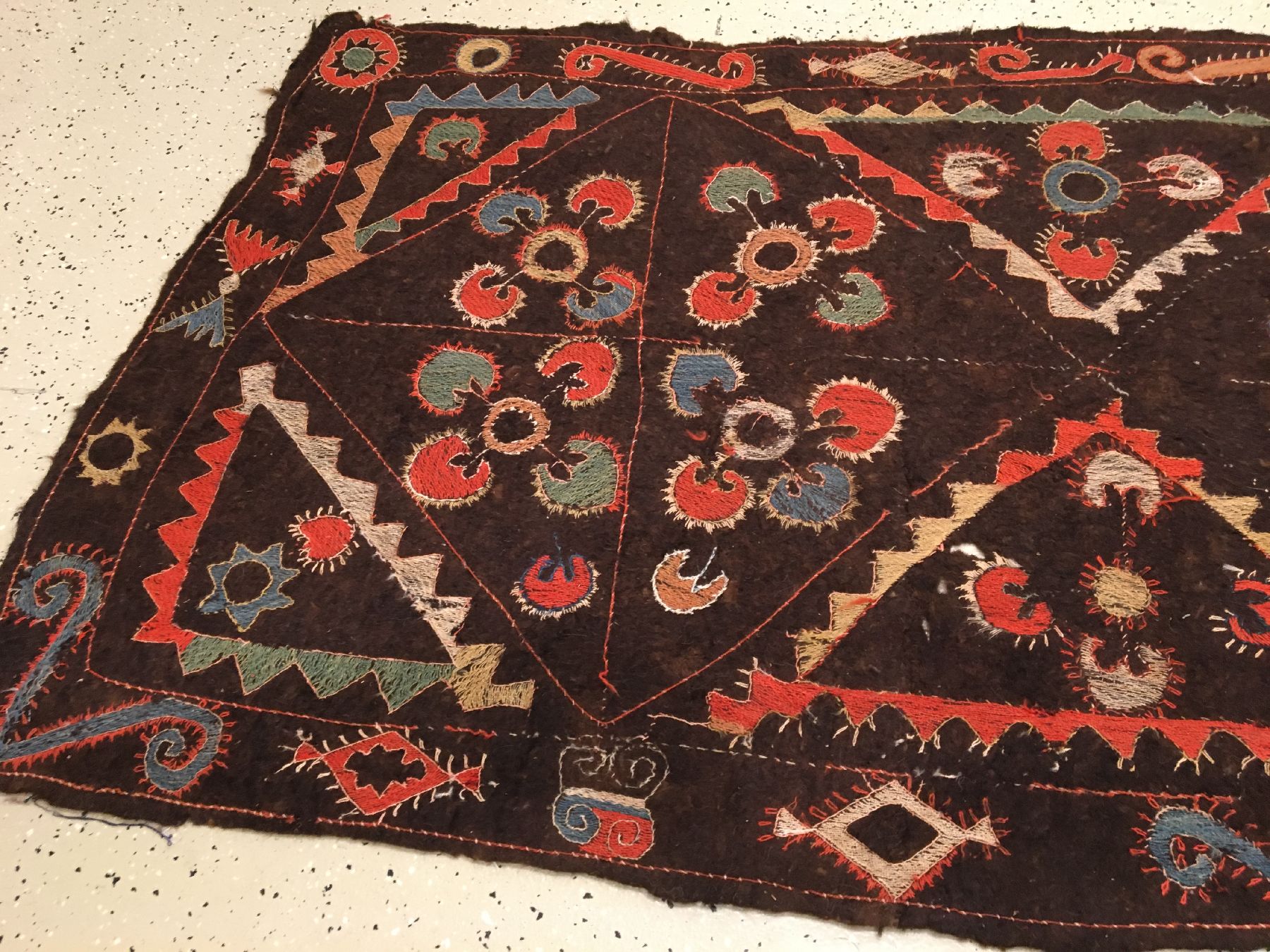 Detail b: Seltener Lakai "Filzteppich" antik, Usbekistan, 19.Jhd., Wollstickerei auf Filz. Rarer Filzteppich der Lakai-Stämme in typischer Muster ...