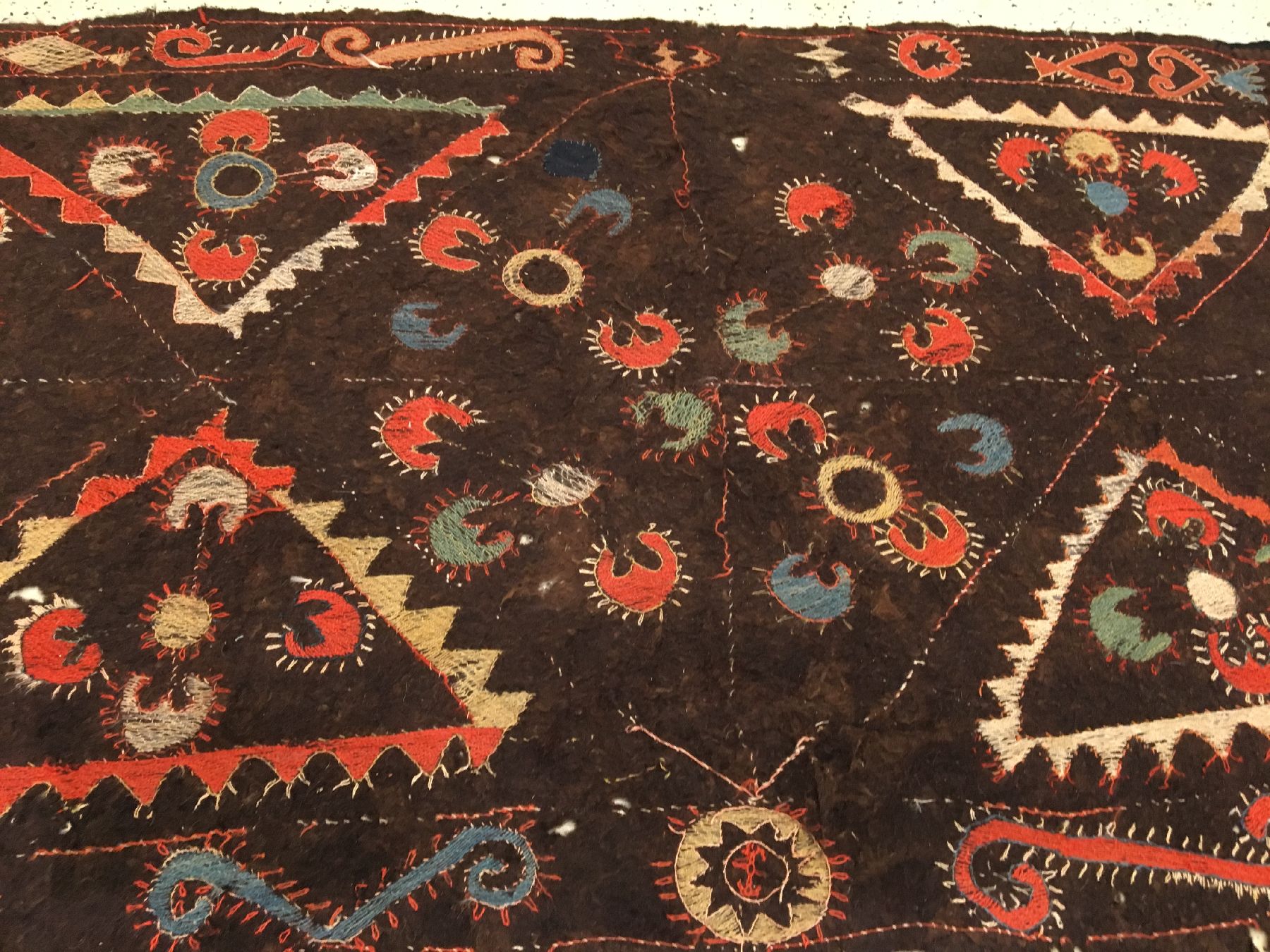 Detail c: Seltener Lakai "Filzteppich" antik, Usbekistan, 19.Jhd., Wollstickerei auf Filz. Rarer Filzteppich der Lakai-Stämme in typischer Muster ...