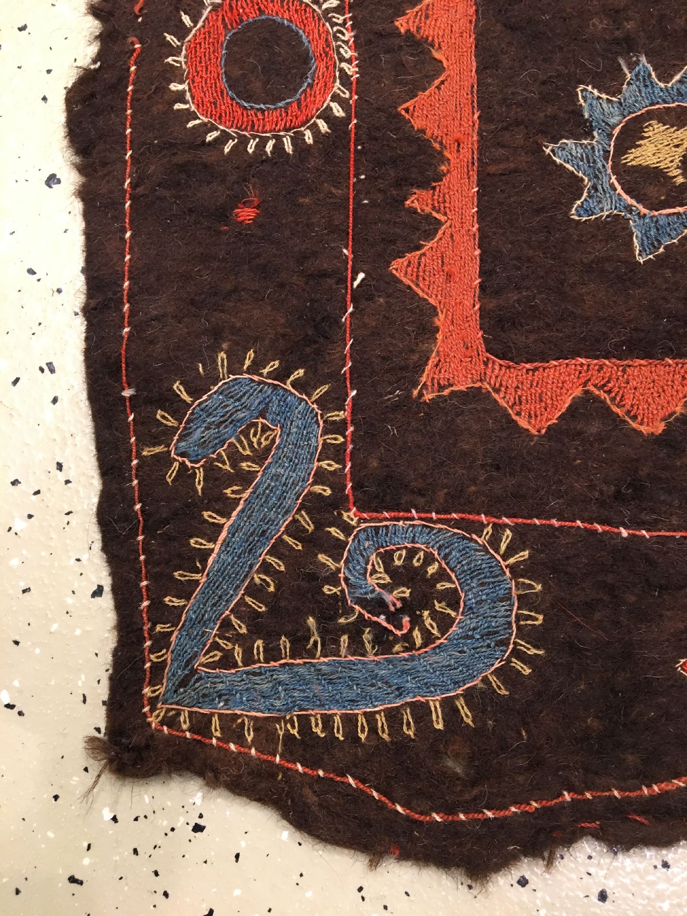 Detail f: Seltener Lakai "Filzteppich" antik, Usbekistan, 19.Jhd., Wollstickerei auf Filz. Rarer Filzteppich der Lakai-Stämme in typischer Muster ...
