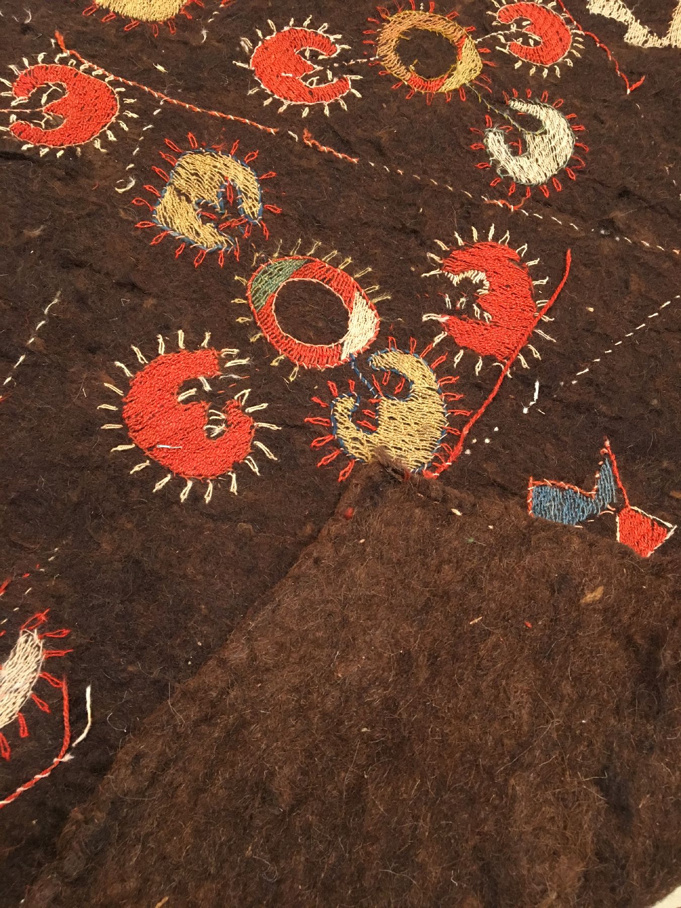 Detail g: Seltener Lakai "Filzteppich" antik, Usbekistan, 19.Jhd., Wollstickerei auf Filz. Rarer Filzteppich der Lakai-Stämme in typischer Muster ...