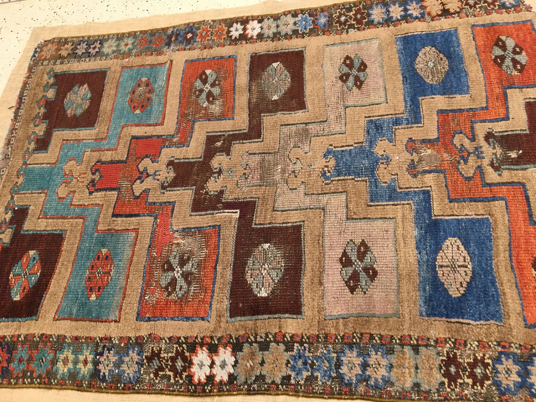 Detail b: Konya Karapinar "Gebetsteppich" antik (Kamelwolle), Zentralanatolien, 19.Jhd., Kamelwolle/Wolle geknüpft auf Wolle. Seltener ...