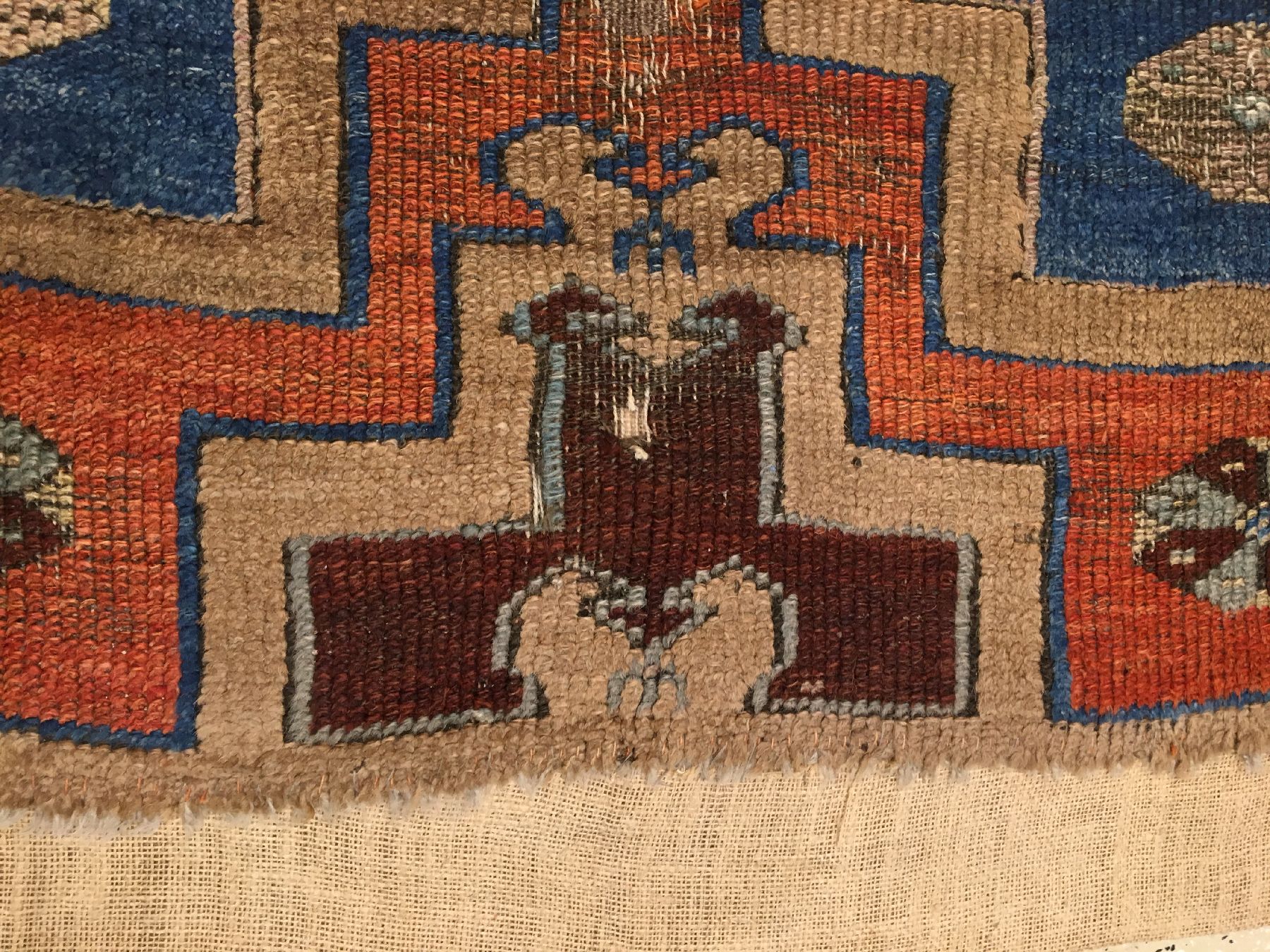 Detail d: Konya Karapinar "Gebetsteppich" antik (Kamelwolle), Zentralanatolien, 19.Jhd., Kamelwolle/Wolle geknüpft auf Wolle. Seltener ...