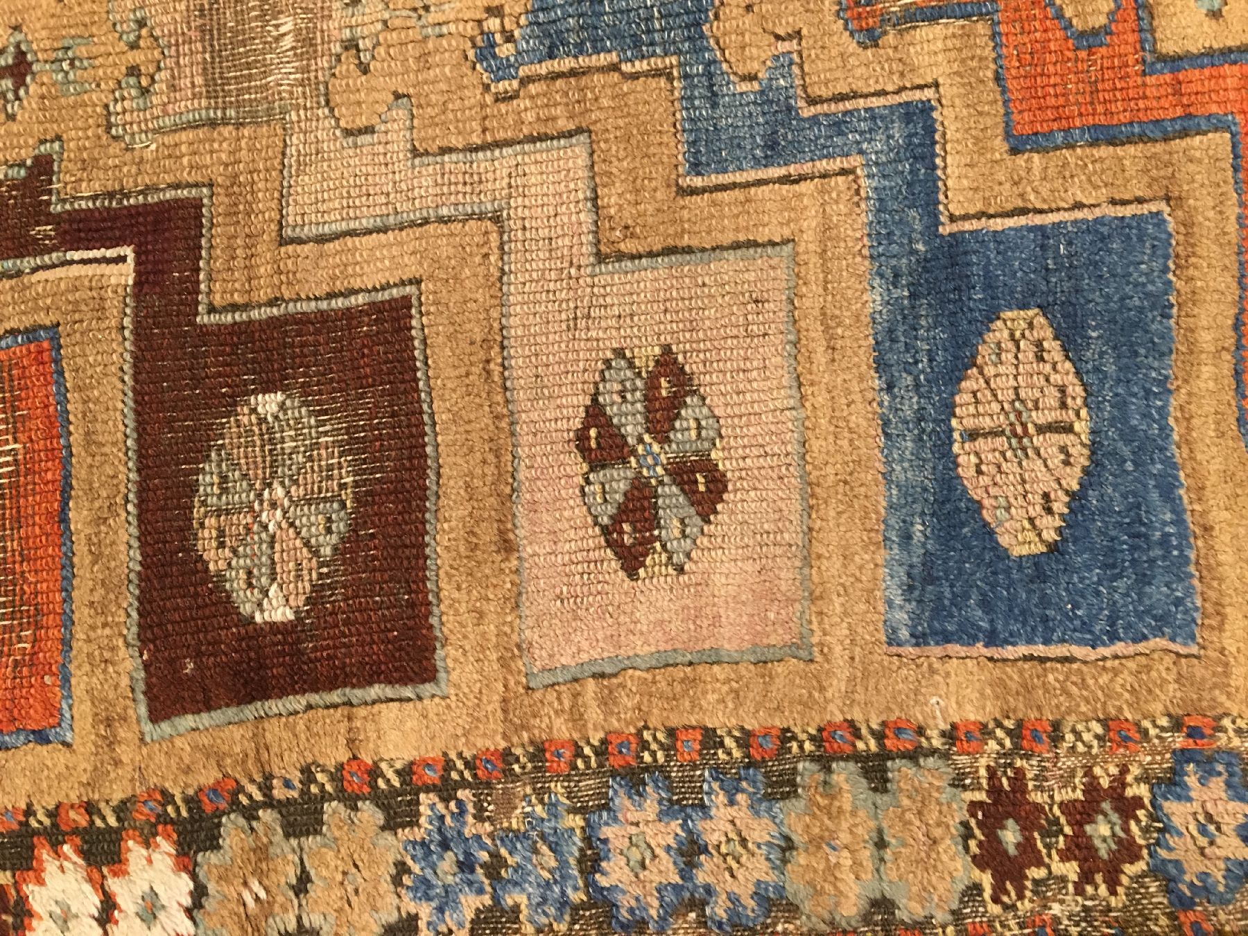 Detail e: Konya Karapinar "Gebetsteppich" antik (Kamelwolle), Zentralanatolien, 19.Jhd., Kamelwolle/Wolle geknüpft auf Wolle. Seltener ...